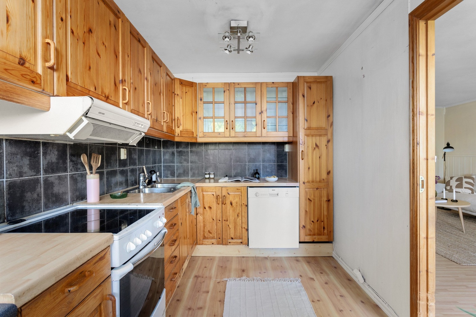 Av hvitevarer finner du oppvaskmaskin, stekeovn og ventilator. Det er plass til kjøleskap ved kjøkkeninngang. Galleribilde