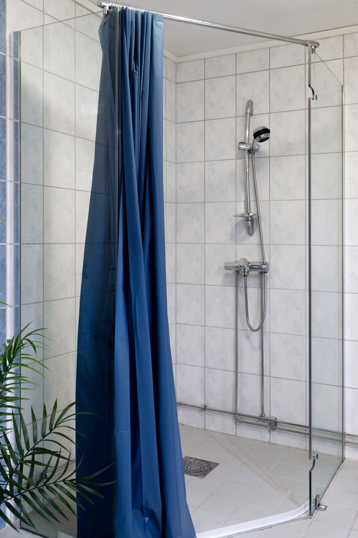 Romslig dusjsone. Det medfølger glassdør dersom en ønsker å sette tilbake denne Galleribilde