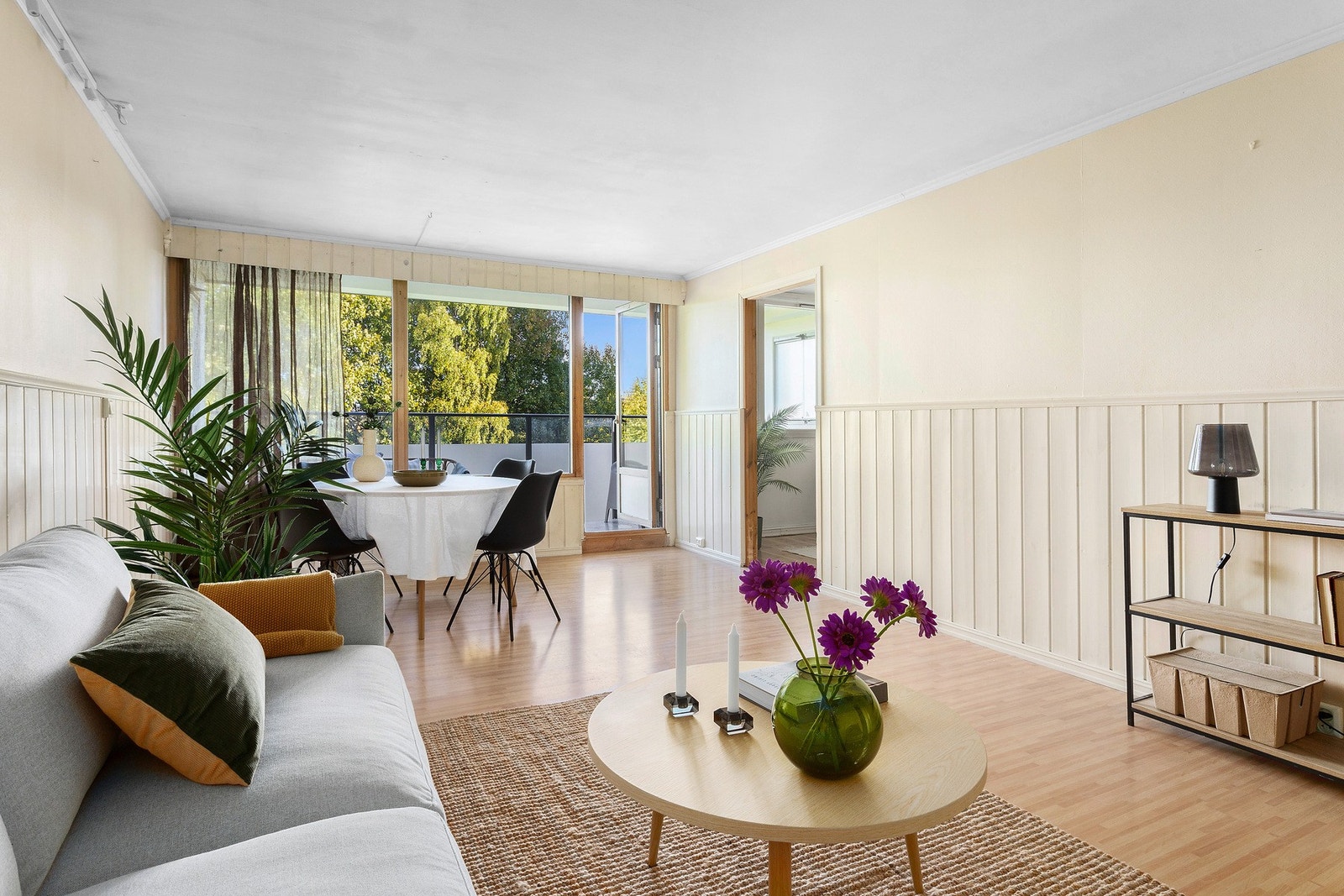 Fra stuen er det adkomst til en hyggelig og romslig balkong med hyggelig utsyn over nærområdet Galleribilde