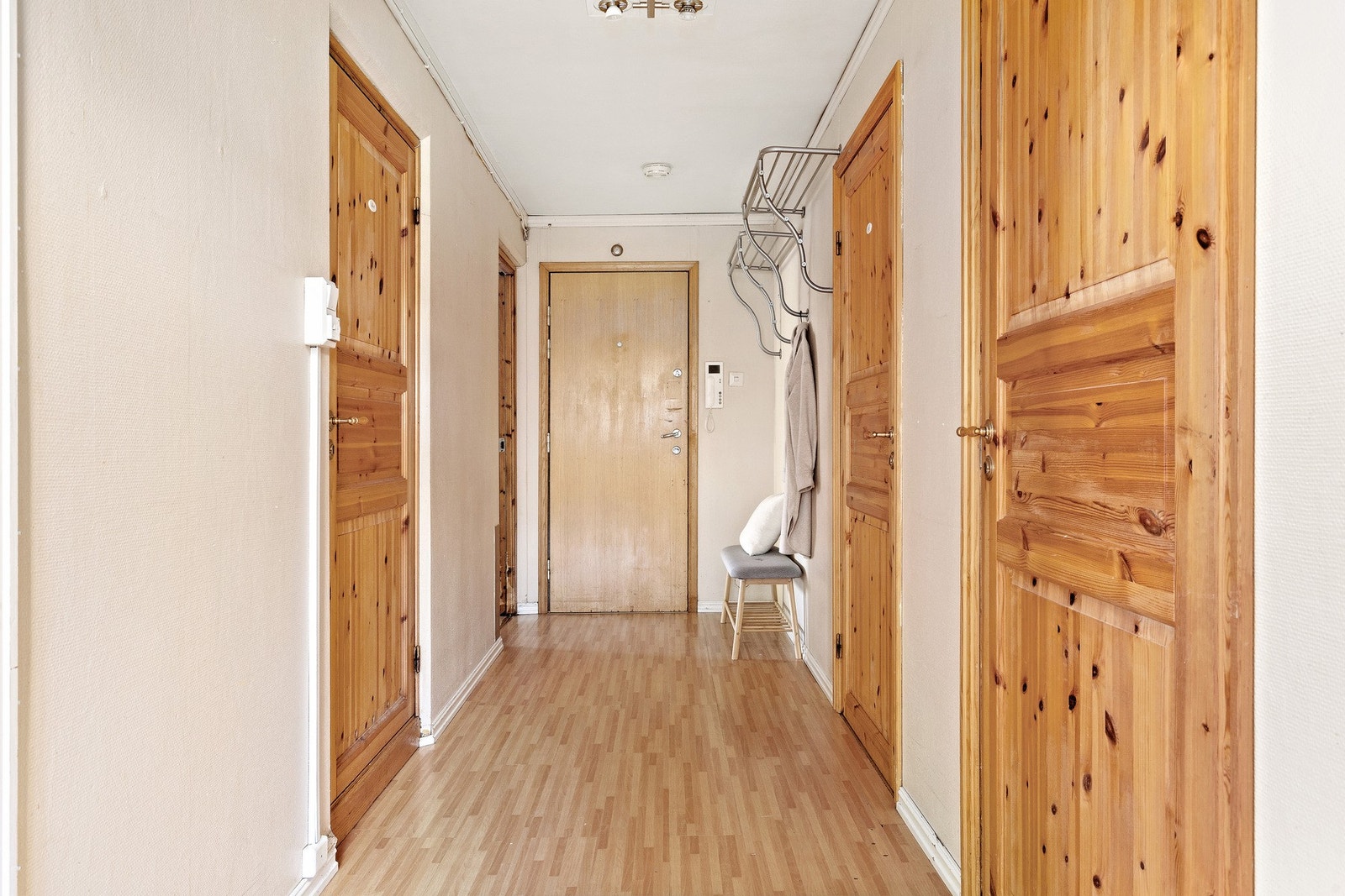 Hyggelig entre med plass til oppbevaring av yttertøy og sko Galleribilde