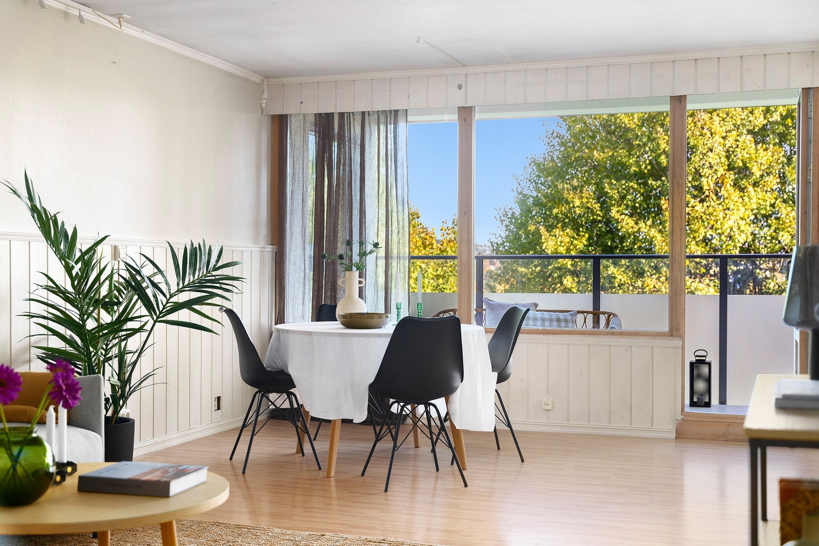 Innerst i rommet ved de store vindusflatene er det god plass til en hyggelig spisegruppe hvor familie og venner kan nyte gode måltider Galleribilde