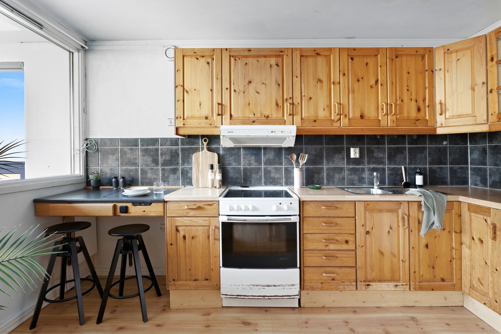 Kjøkkenet byr på god skap- og benkeplass Galleribilde