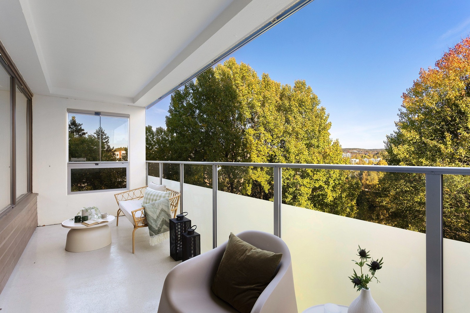 Det er god plass til møblering i flere soner, med både spisegruppe og grill Galleribilde