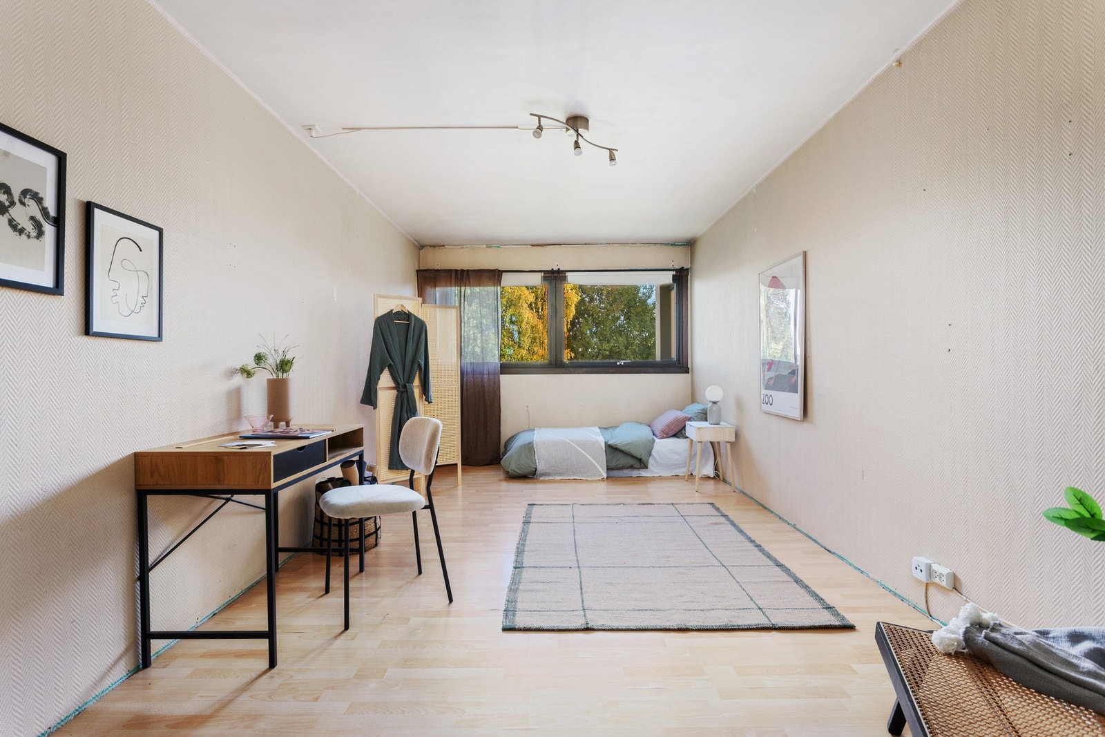 Soverom 2 - Meget romslig soverom med særdeles god plass til møblering Galleribilde