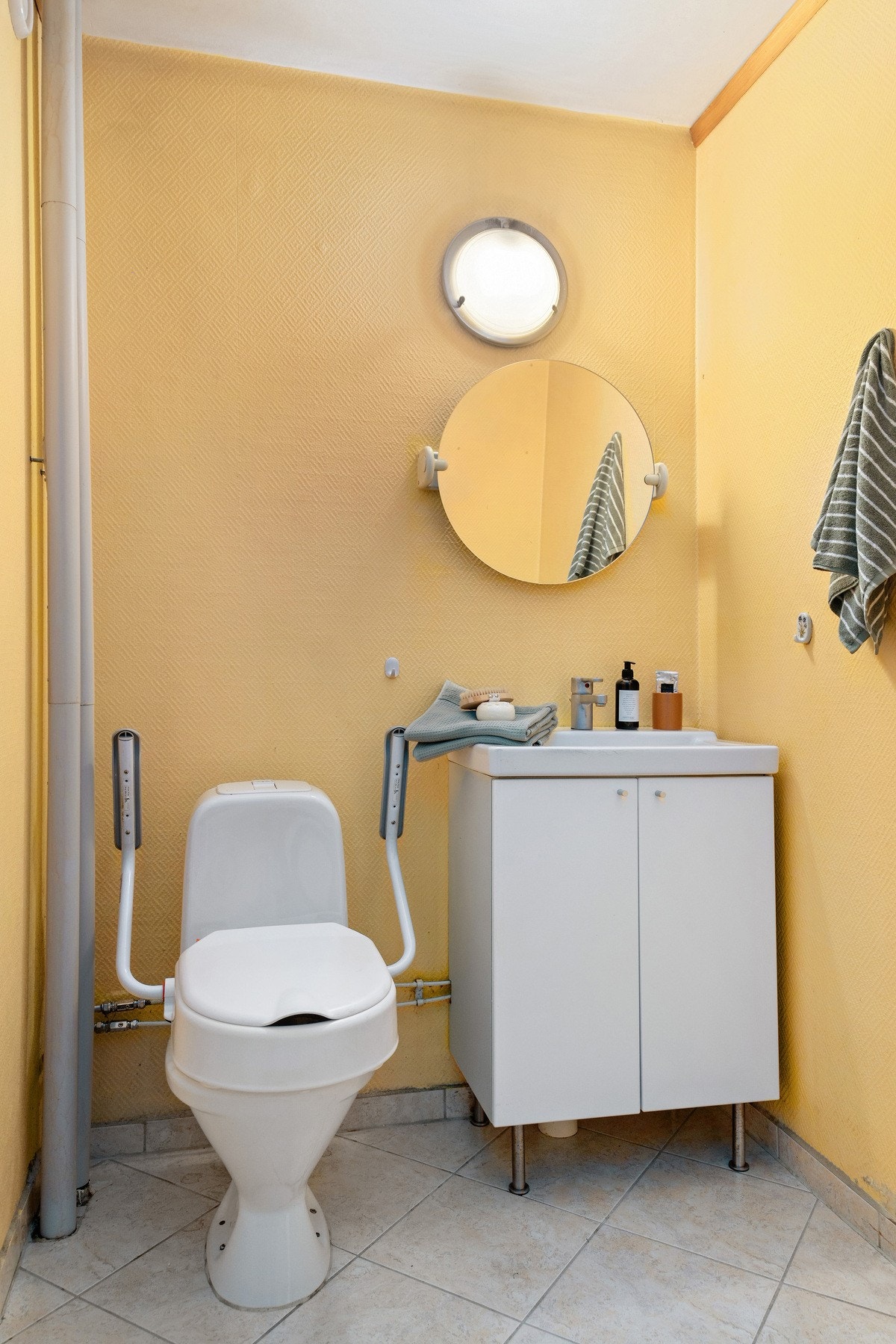 Separat toalettrom maksimerer utnyttelsesgraden av badet. Galleribilde