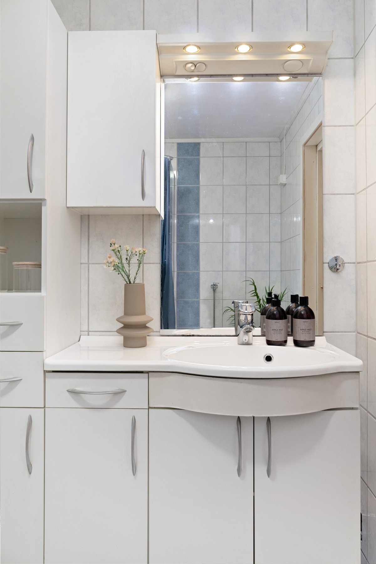 Praktisk innredning som innehar rikelig med oppbevaringsplass Galleribilde