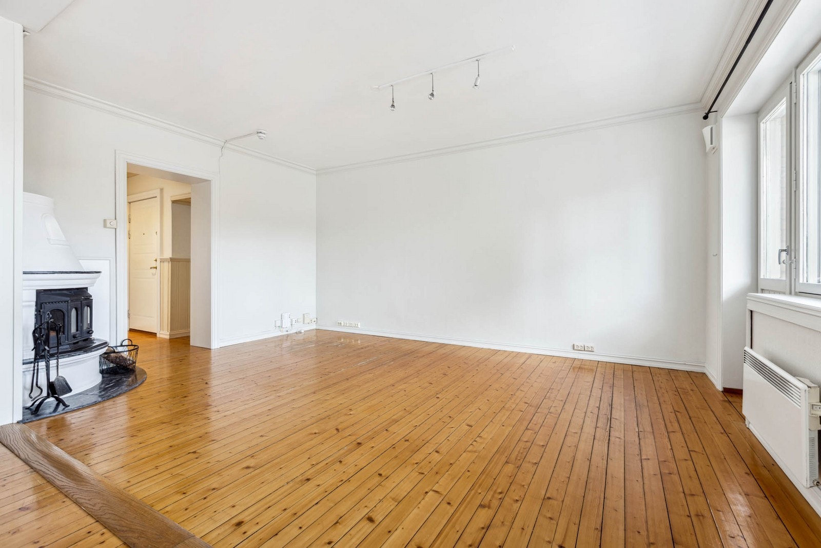 Stue med peisovn og utgang til balkong Galleribilde