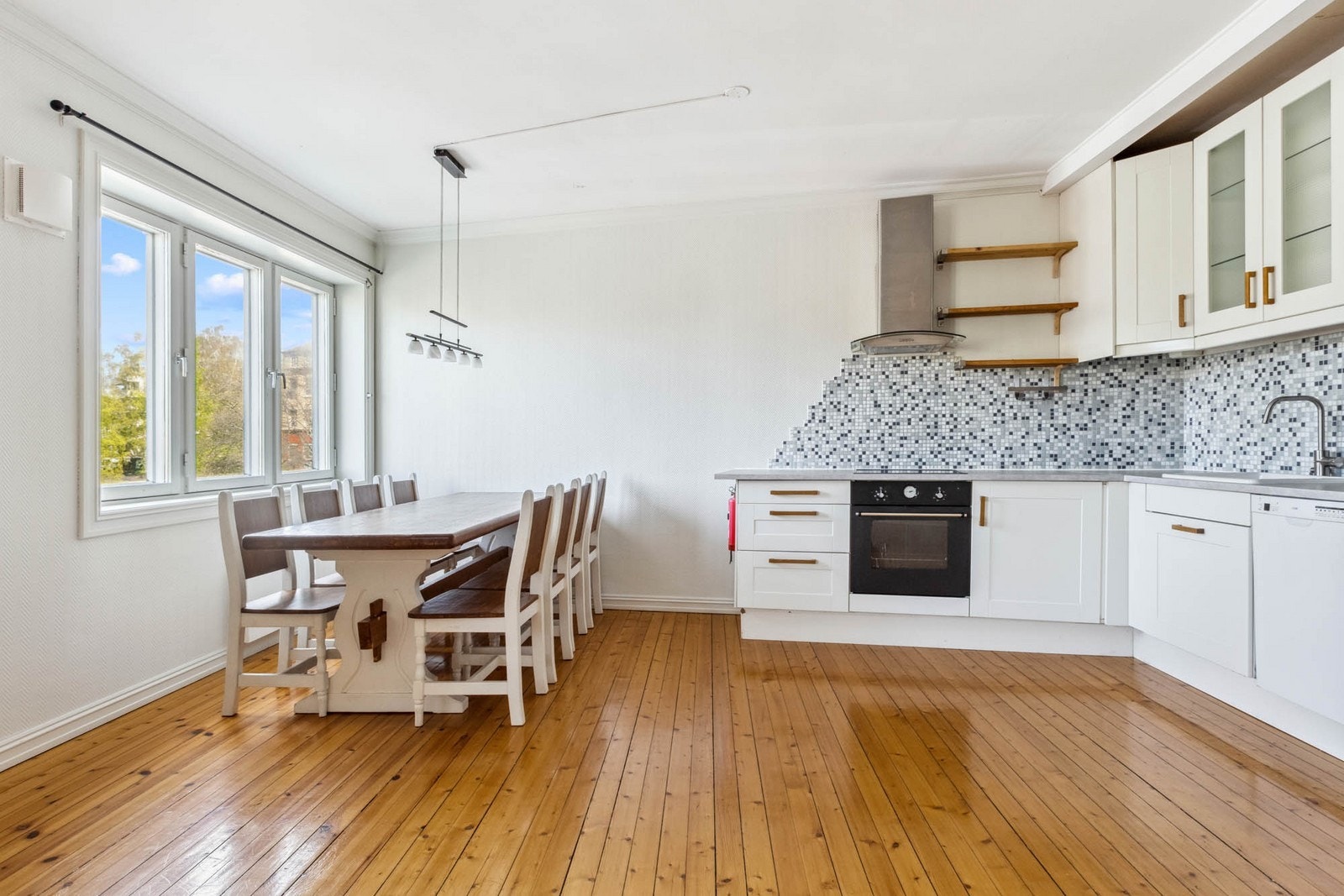 Pent, lyst kjøkken med god plass til spisebord Galleribilde