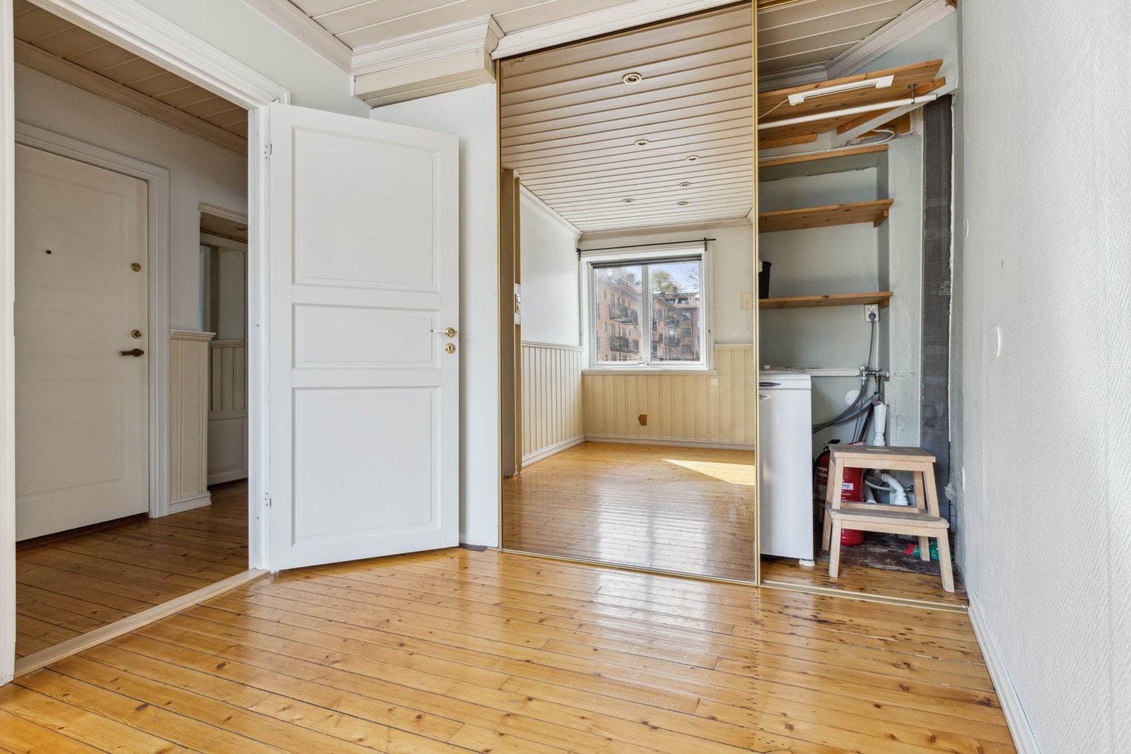 Soverom med garderobeskap Galleribilde