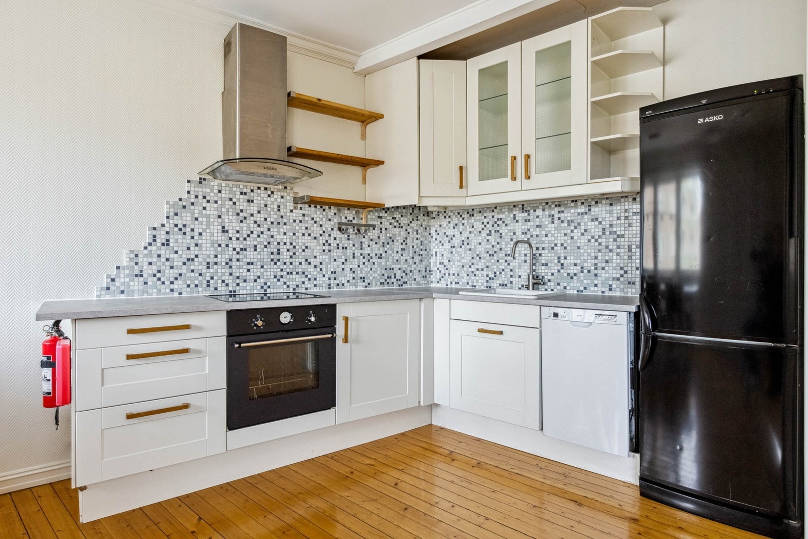 Kjøkken med god benkeplass Galleribilde