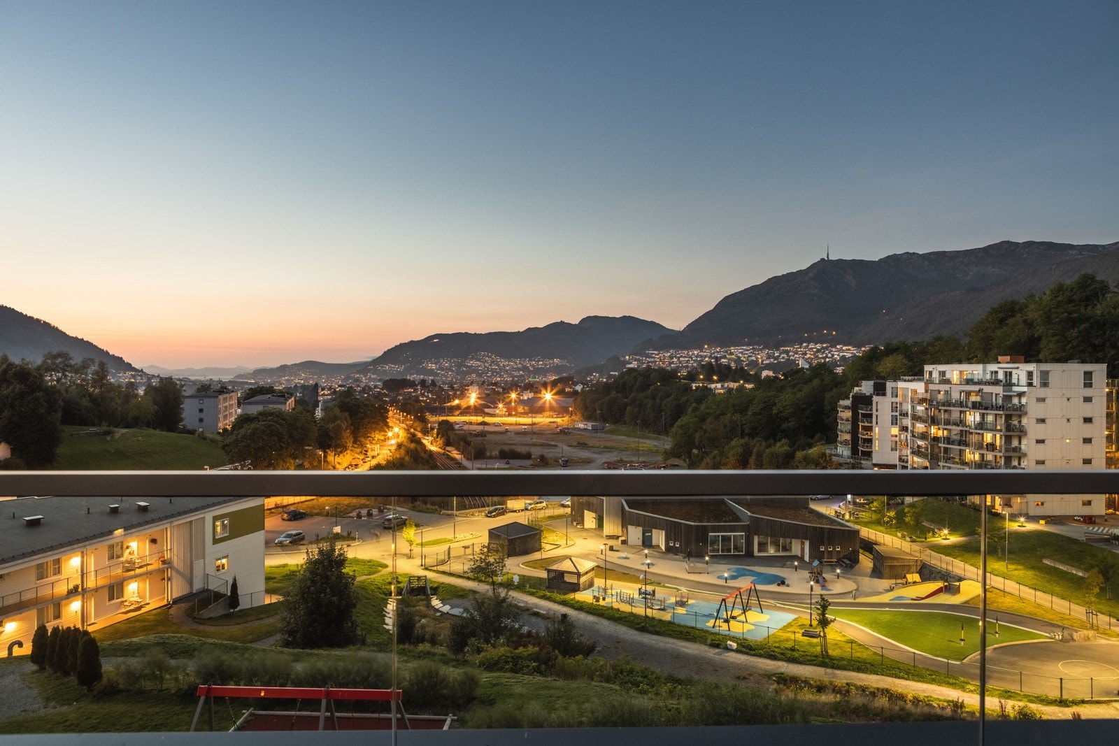 En strøken 3-roms fra 2019. Egen balkong med nydelig utsikt, samt solrik felles takterrasse. Galleribilde