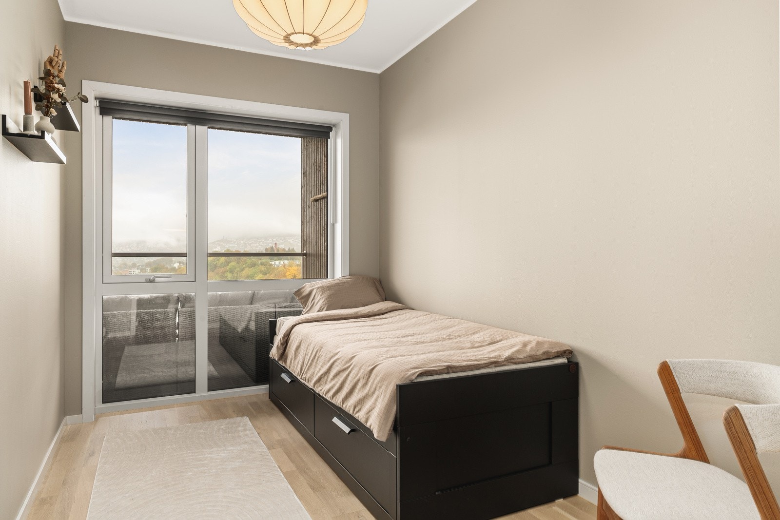 Rommet er malt i Soothing Beige fra Jotun. Galleribilde