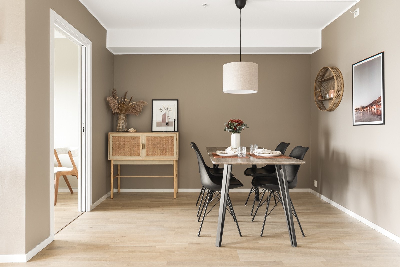 Fra stuen er det adkomst inn til et av leilighetens to soverom. Galleribilde