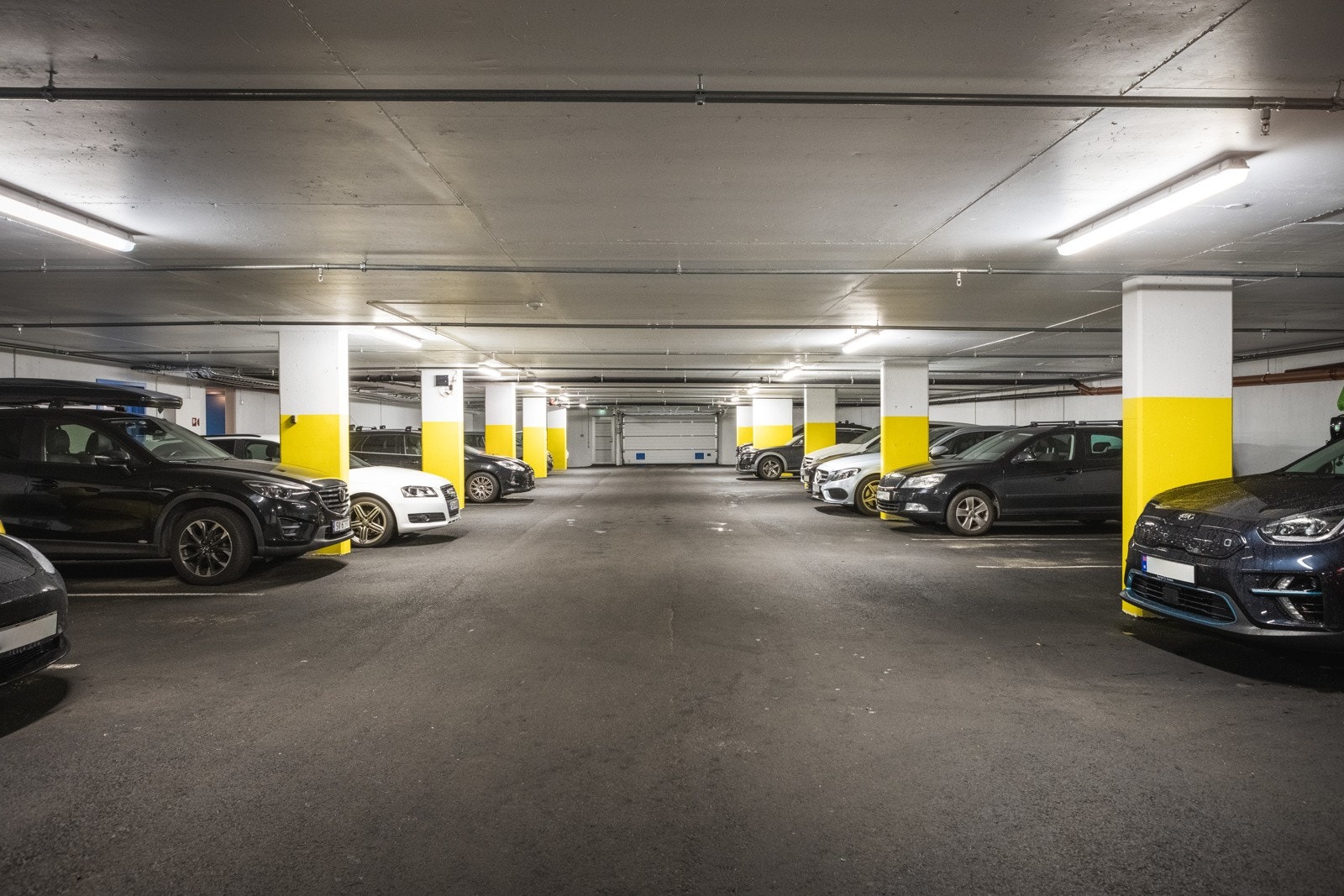 Sameiet har felles garasjeanlegg. Selger opplyser at det er mulig å leie parkering fra naboer. Galleribilde