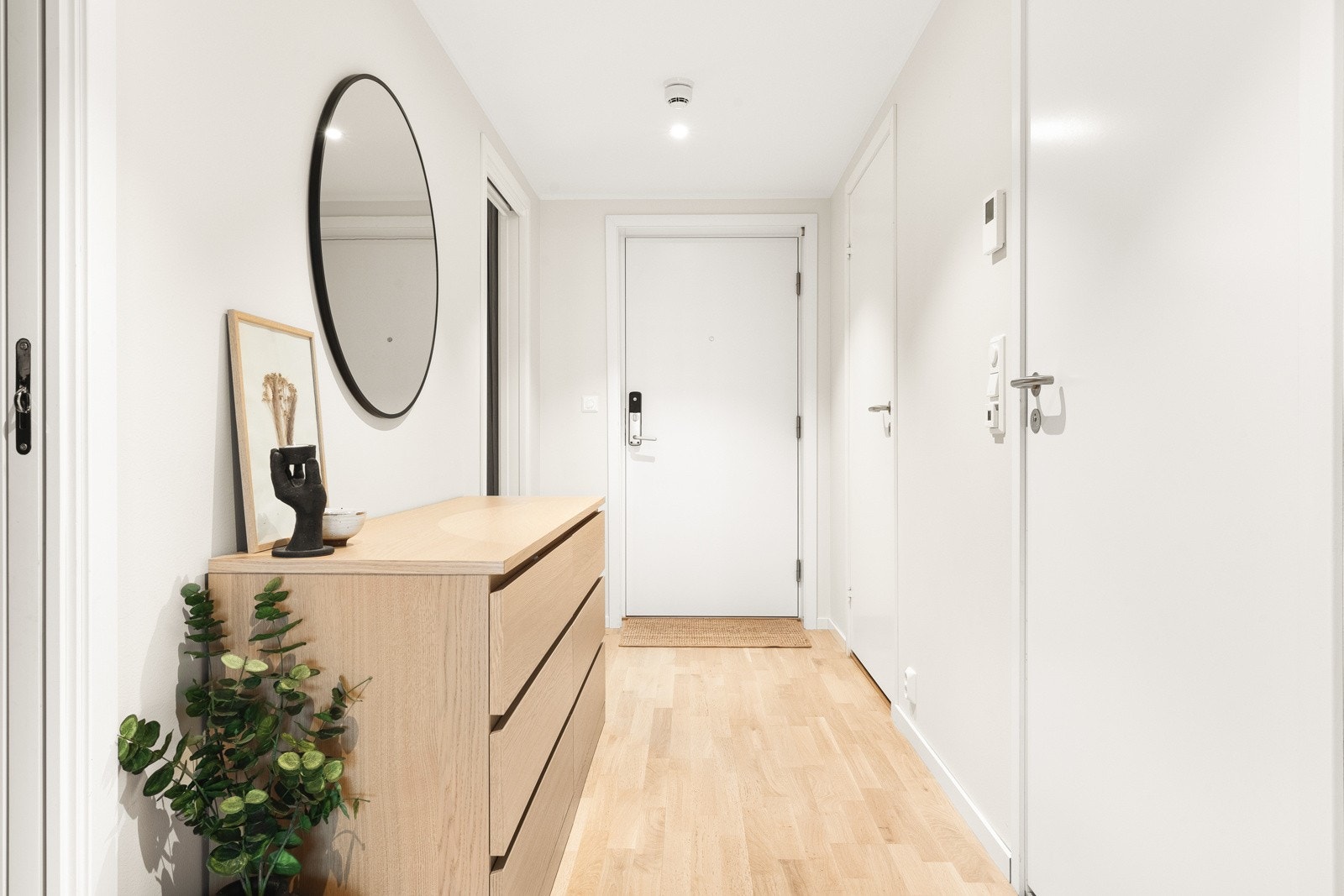 Romslig inngangsparti hvor man har rikelig med plass til å henge fra seg yttertøy. Galleribilde