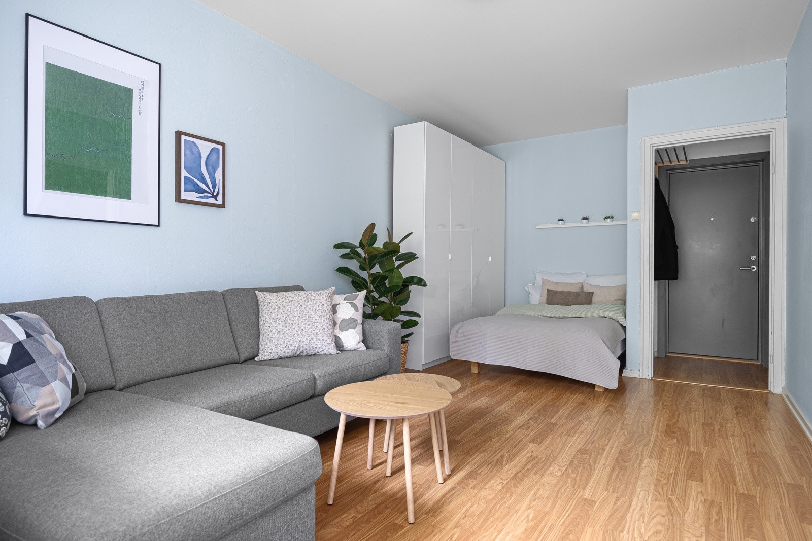 Flere har flyttet kjøkkenet dit hvor sengen står nå, og etablert soverom på opprinnelig kjøkken. Galleribilde