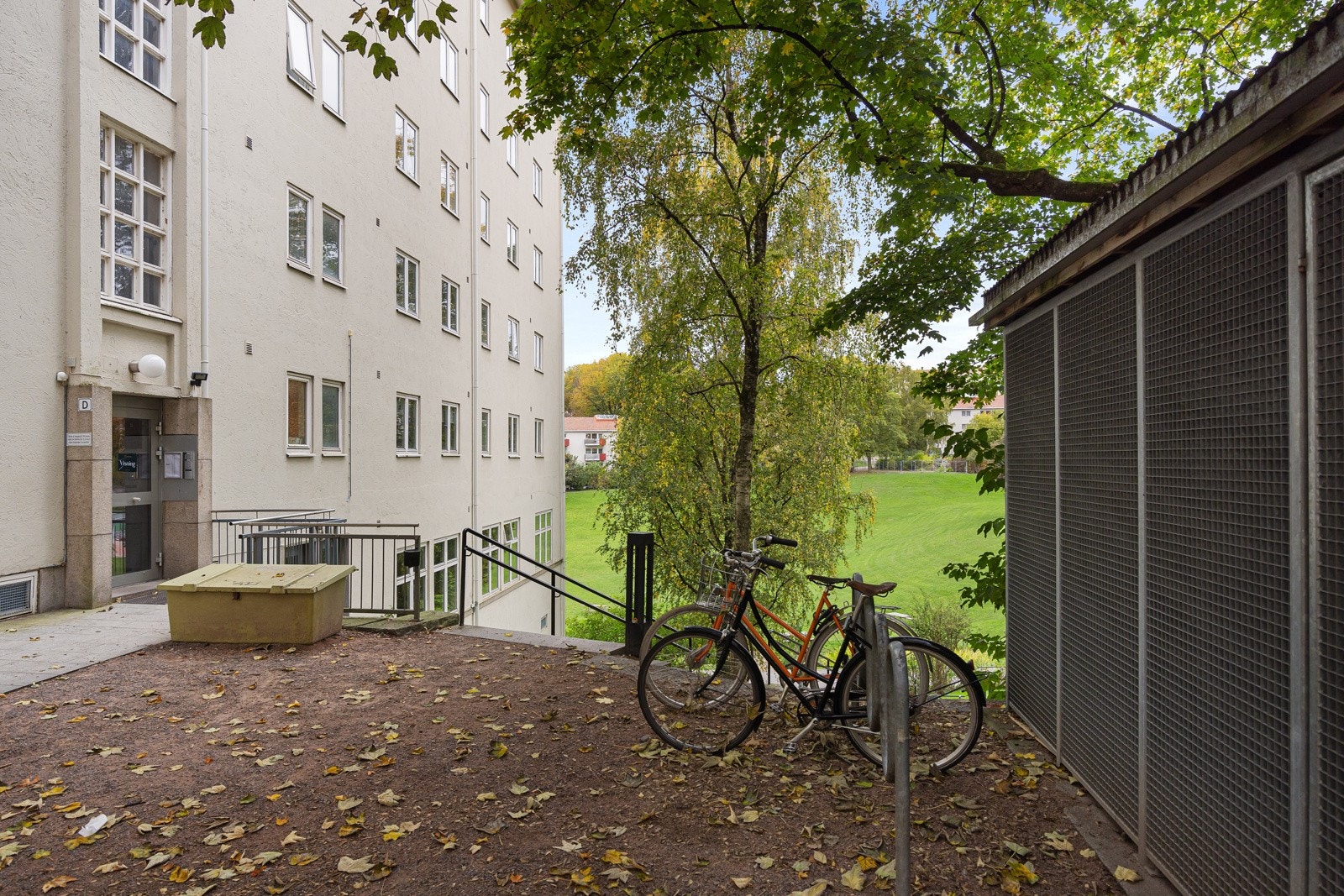 Sykkelparkering og låsbart sykkelskur tilknyttet borettslaget. Galleribilde