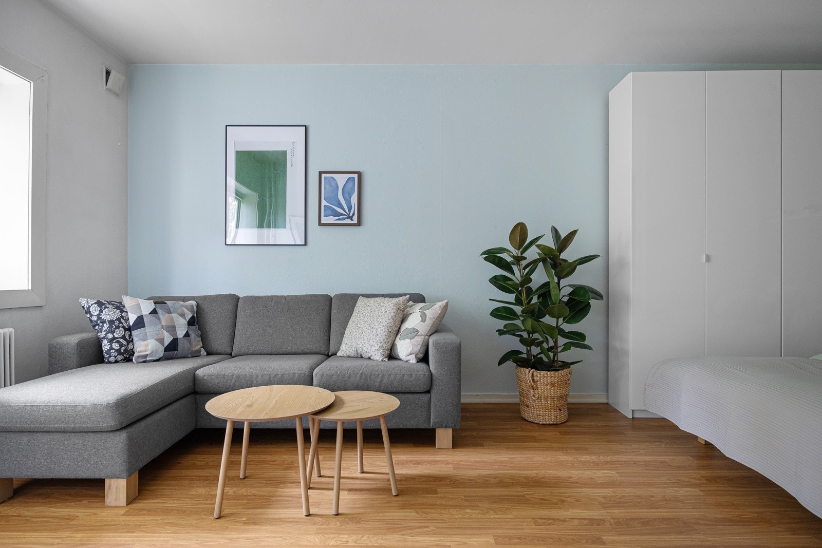 Stue med plass til både sofa soveplass/alkoveløsning. Galleribilde