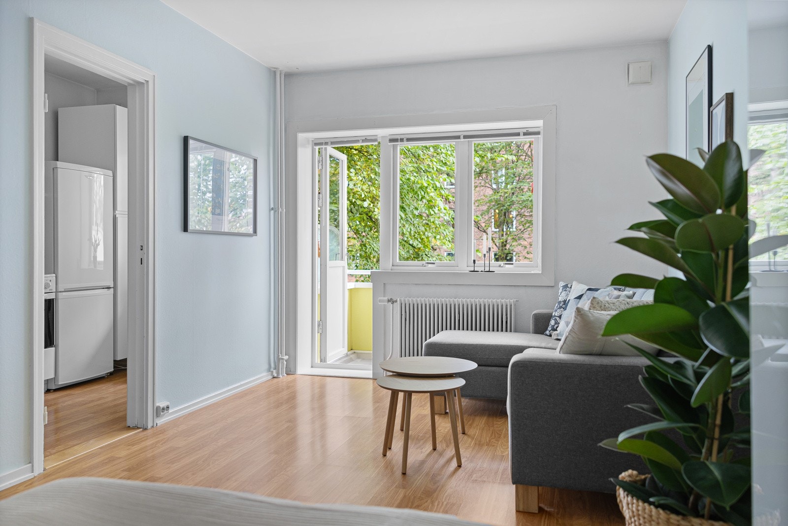 Stue med utgang til balkong. Galleribilde