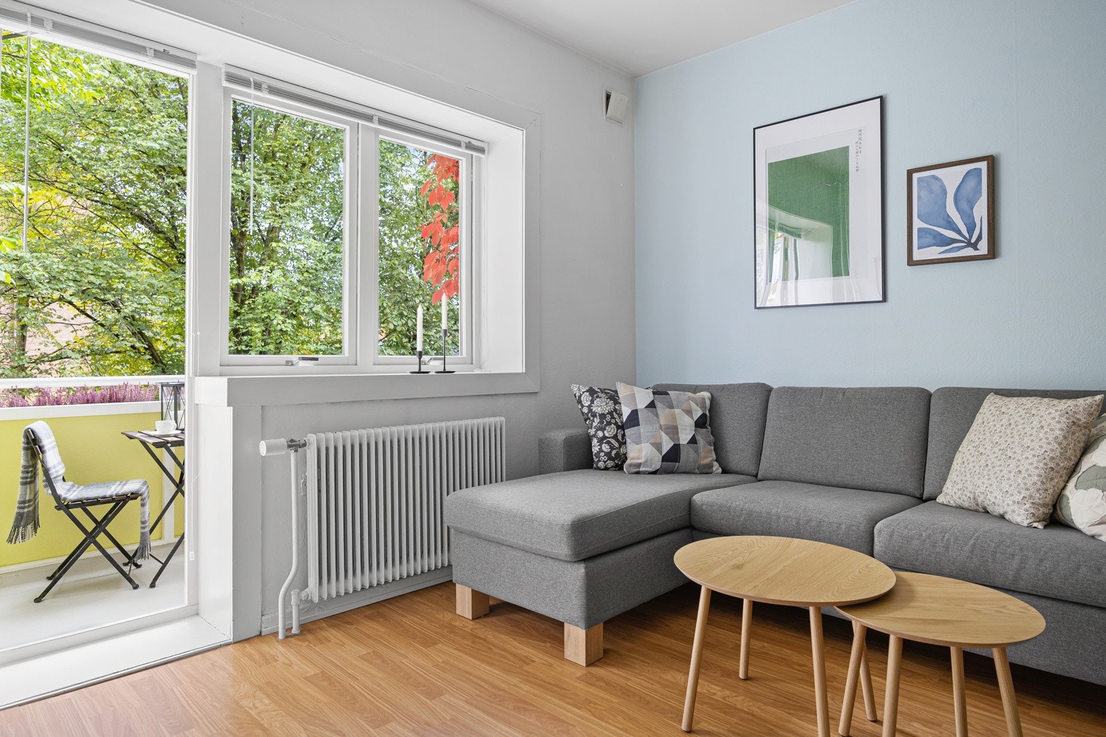 Stue med utgang til balkong. Galleribilde