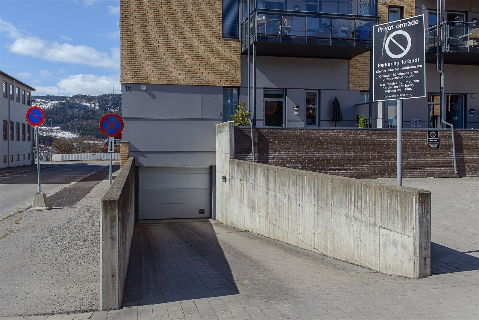 Adkomst til oppvarmet garasjekjeller hvor leiligheten har en parkeringsplass og bod Galleribilde
