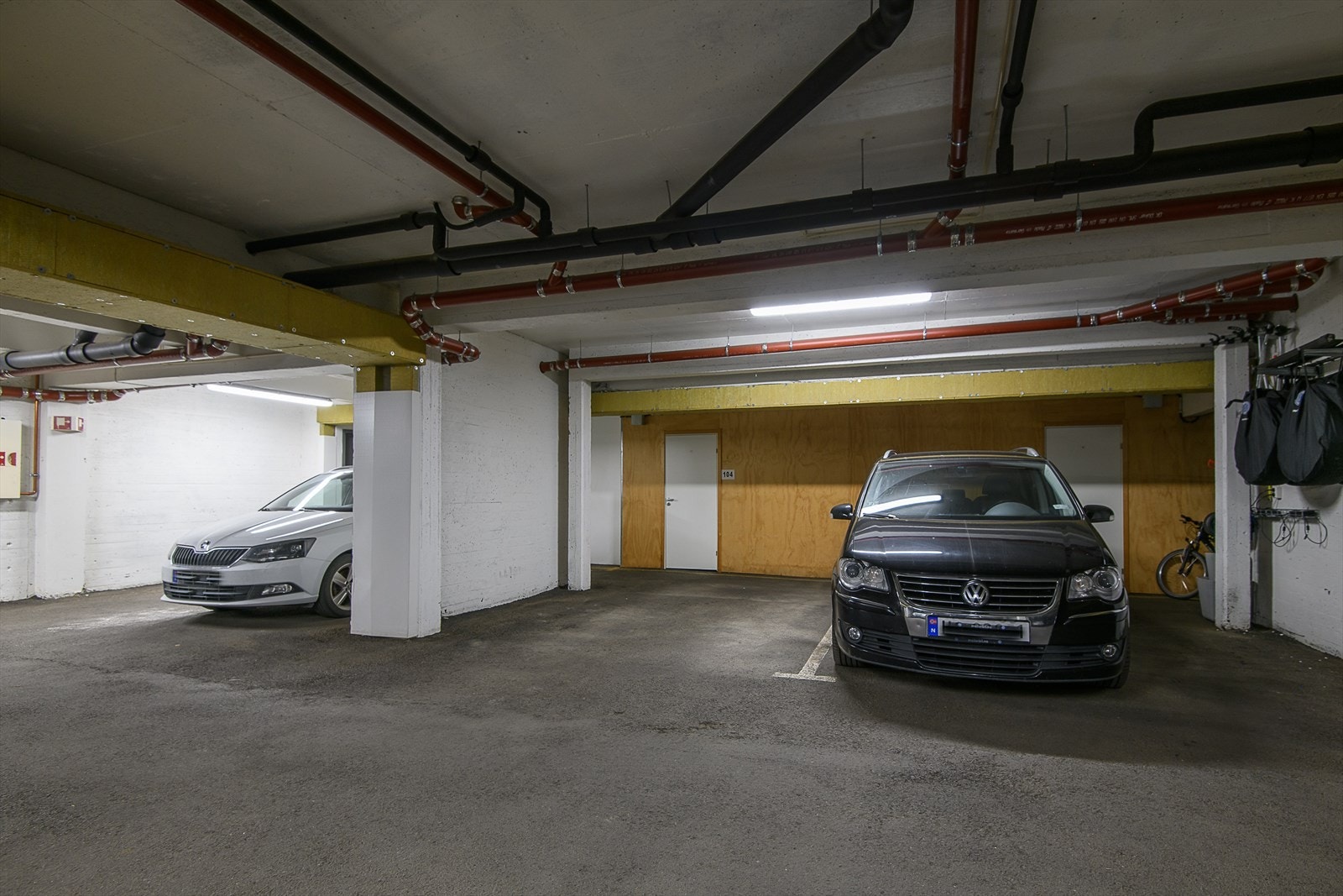 Tilhørende parkeringsplass med bod i bakkant - Det er trukket strøm med muligheter for elbil-lader. Galleribilde
