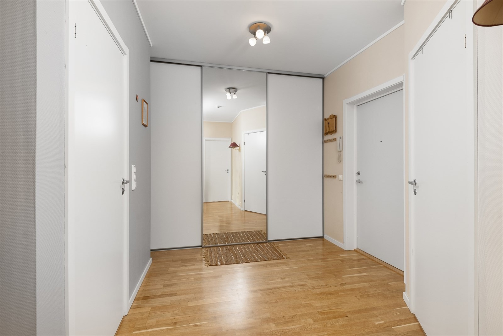 Velkommen inn! Stor skyvedørsgarderobe med hyller og oppheng Galleribilde