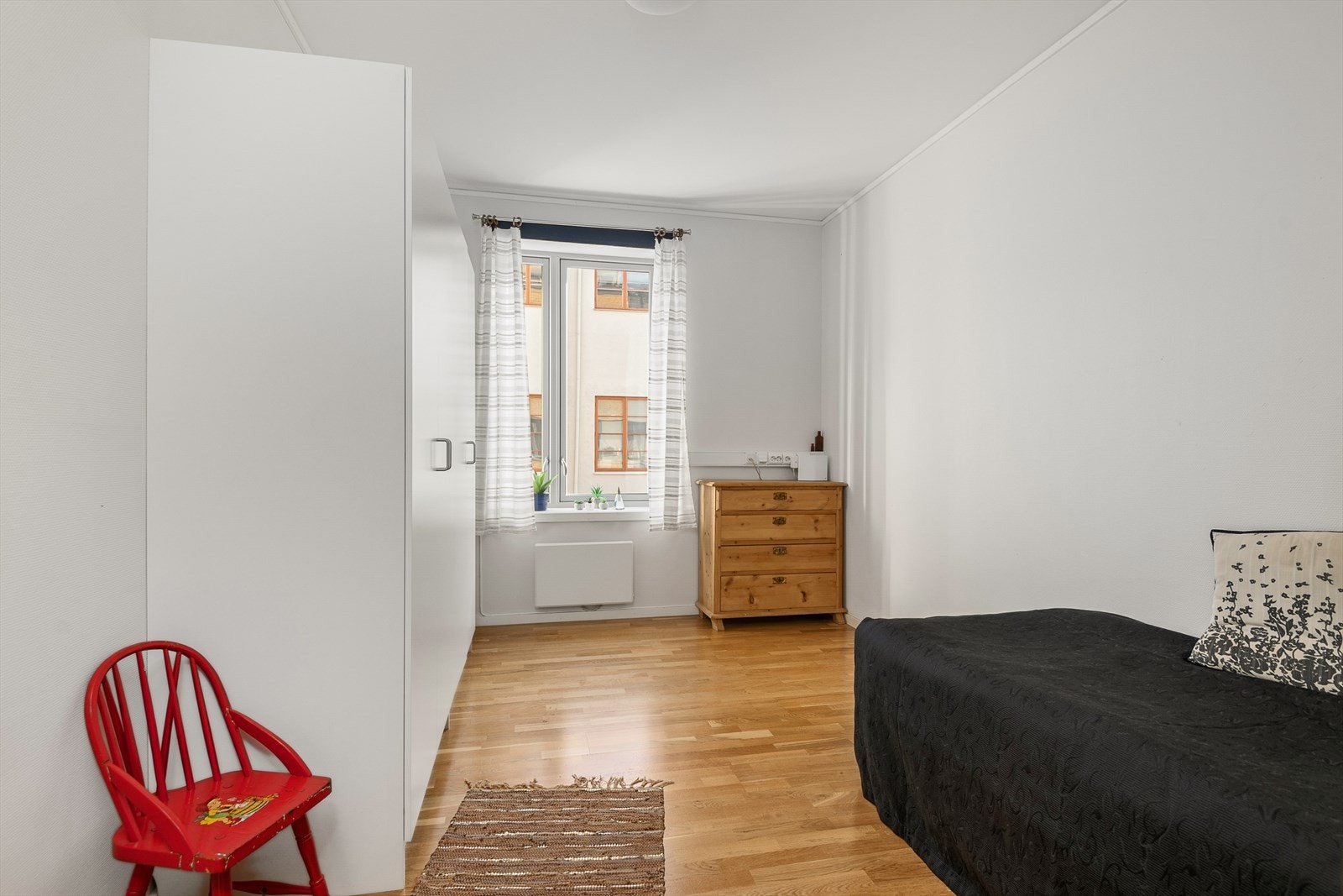 Soverom II med garderobeinnredning Galleribilde