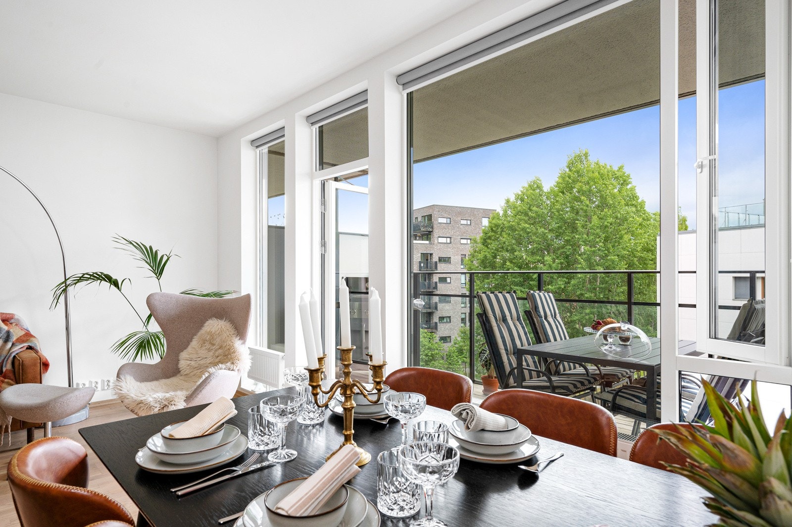 Leiligheten har en skjermet og lys intern beliggenhet, med store vindusflater på to sider som slipper inn godt med lys! Galleribilde