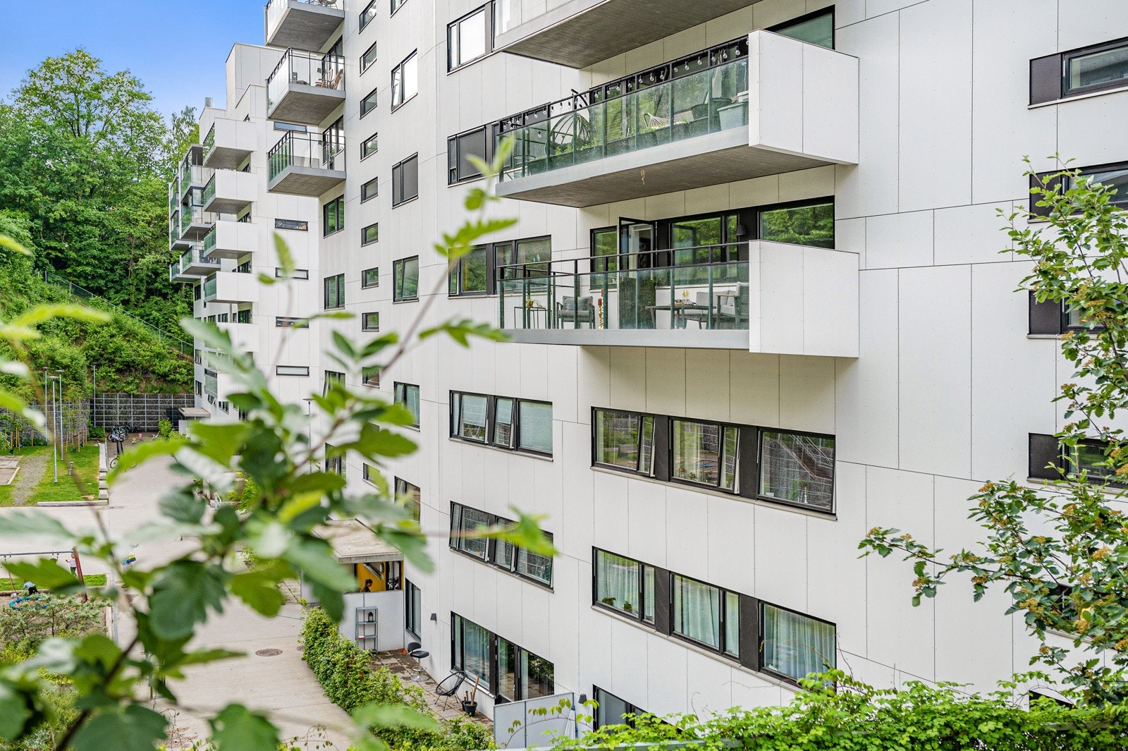 Det er virkelig luksus å bo i et bygg fra 2019. Trappefri adkomst til leilighet, moderne fasader og pent opparbeidede uteområder. Hva mer kan man ønske seg? Galleribilde