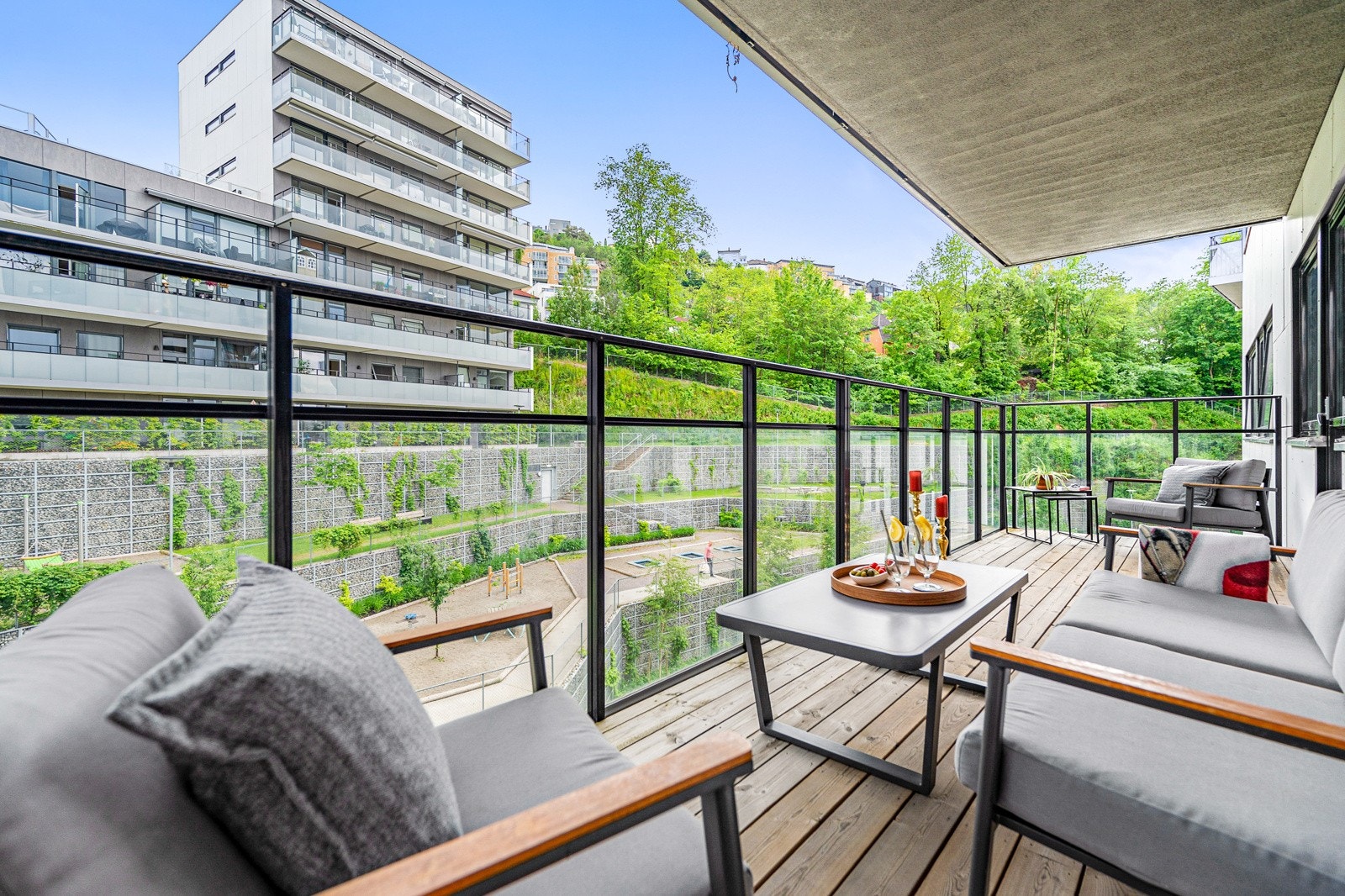 Mens barna leker trygt i skjermet bakgård, kan foreldre og besteforeldre følge med fra balkongen. Galleribilde