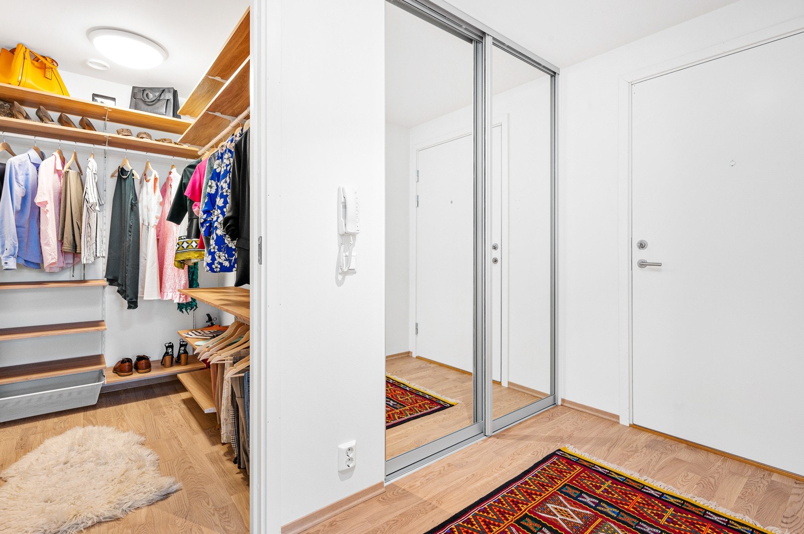 Mange kan bekymre seg for lite oppbevaringsplass ved å bo i leilighet. Her får du mer enn nok plass til oppbevaring! Skyvedørsgarderober, innvendig bod/walk- in closet og kjellerbod. Det skal godt gjøres å fylle opp alle disse oppbevaringsplassene. Galleribilde