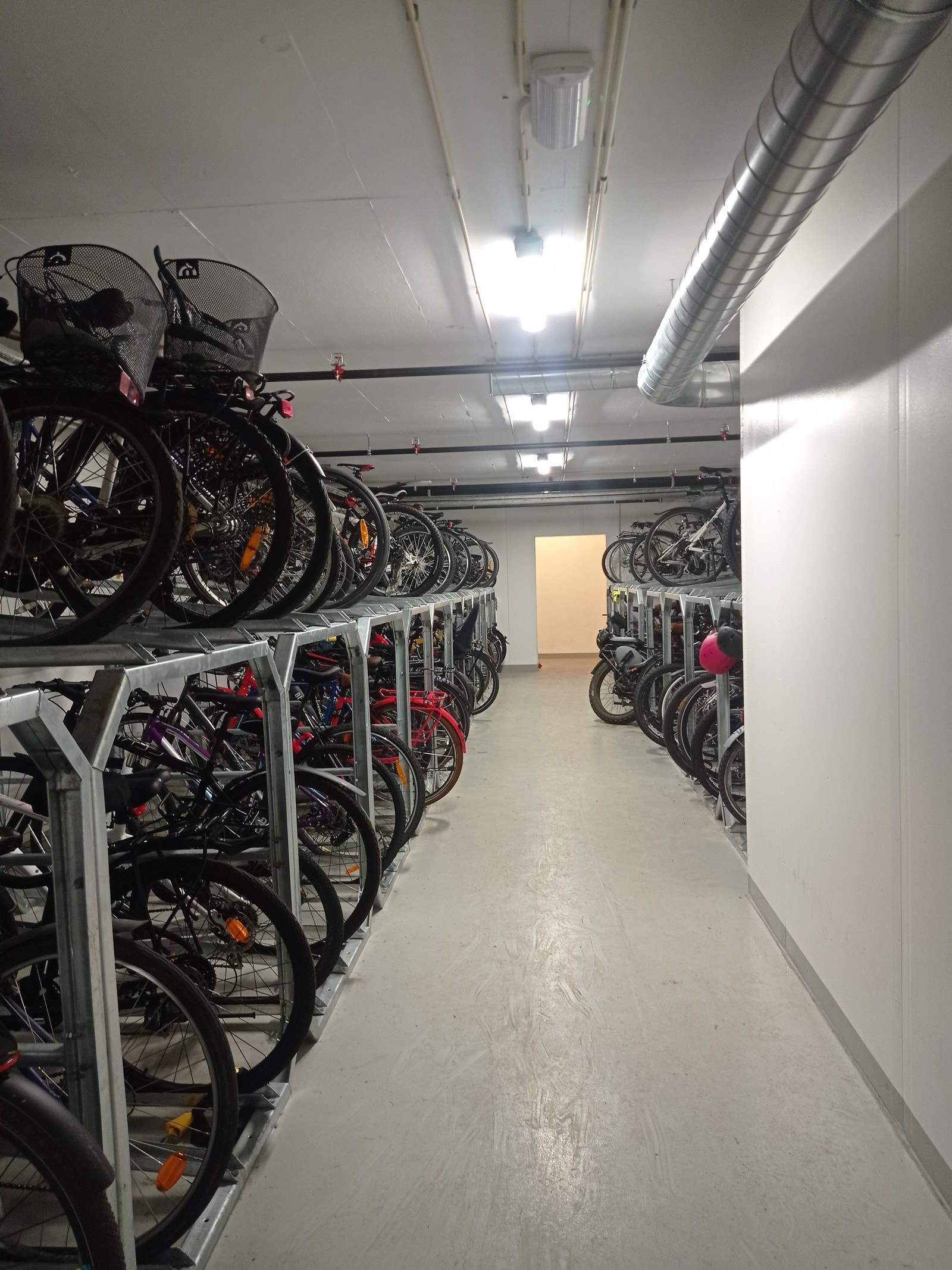 Her vil sykkelen kunne stå i avlåst rom i bygget. Galleribilde