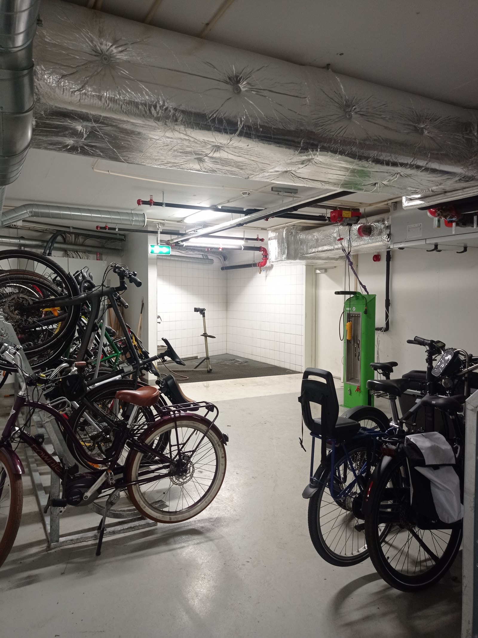 Borettslaget har stor sykkelbod, samt egen plass til sykler i garasjeanlegget. Galleribilde