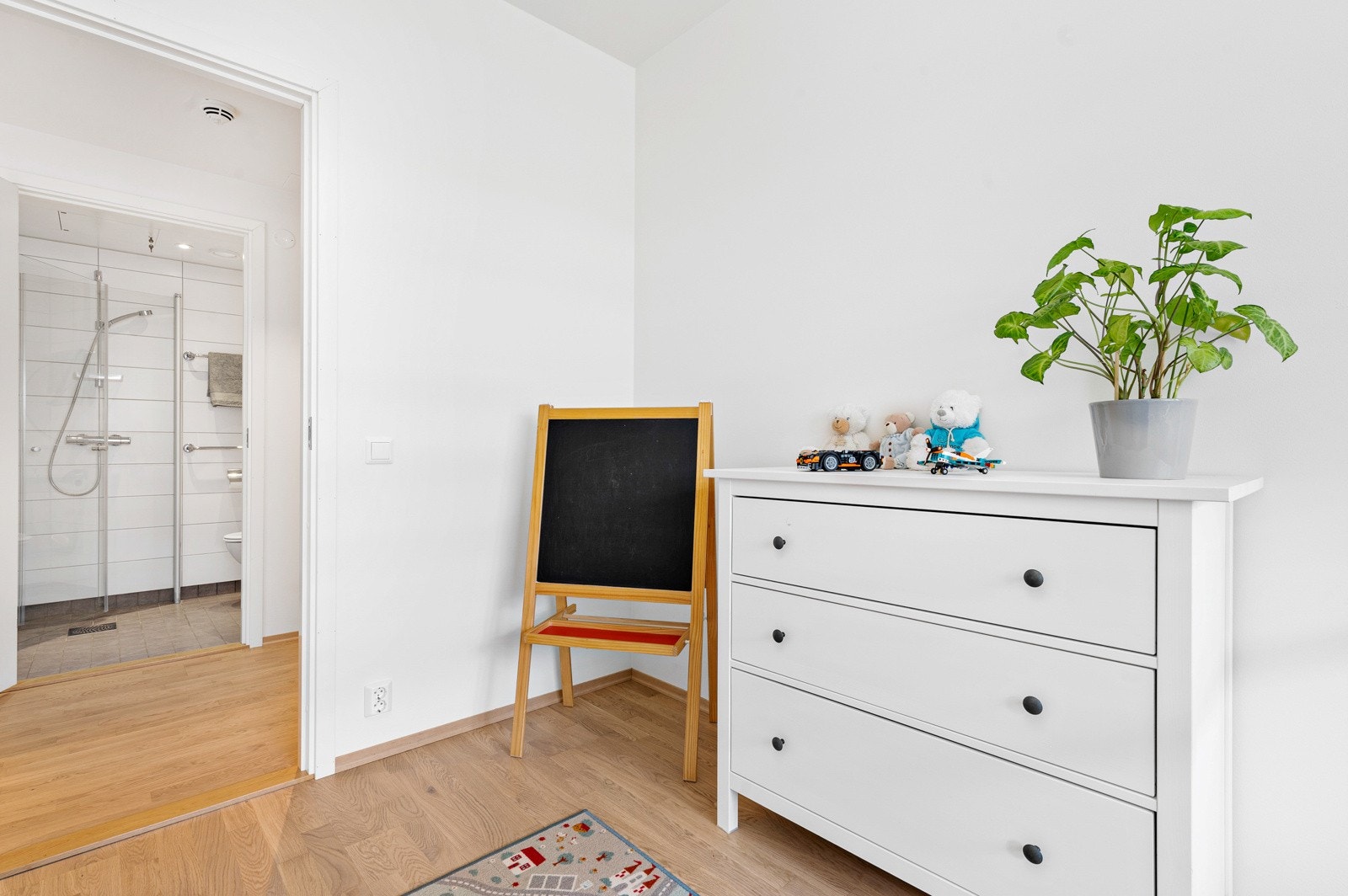 Bad nr. 2 ser du til venstre i bildet. Her kan barna få et eget bad! Galleribilde