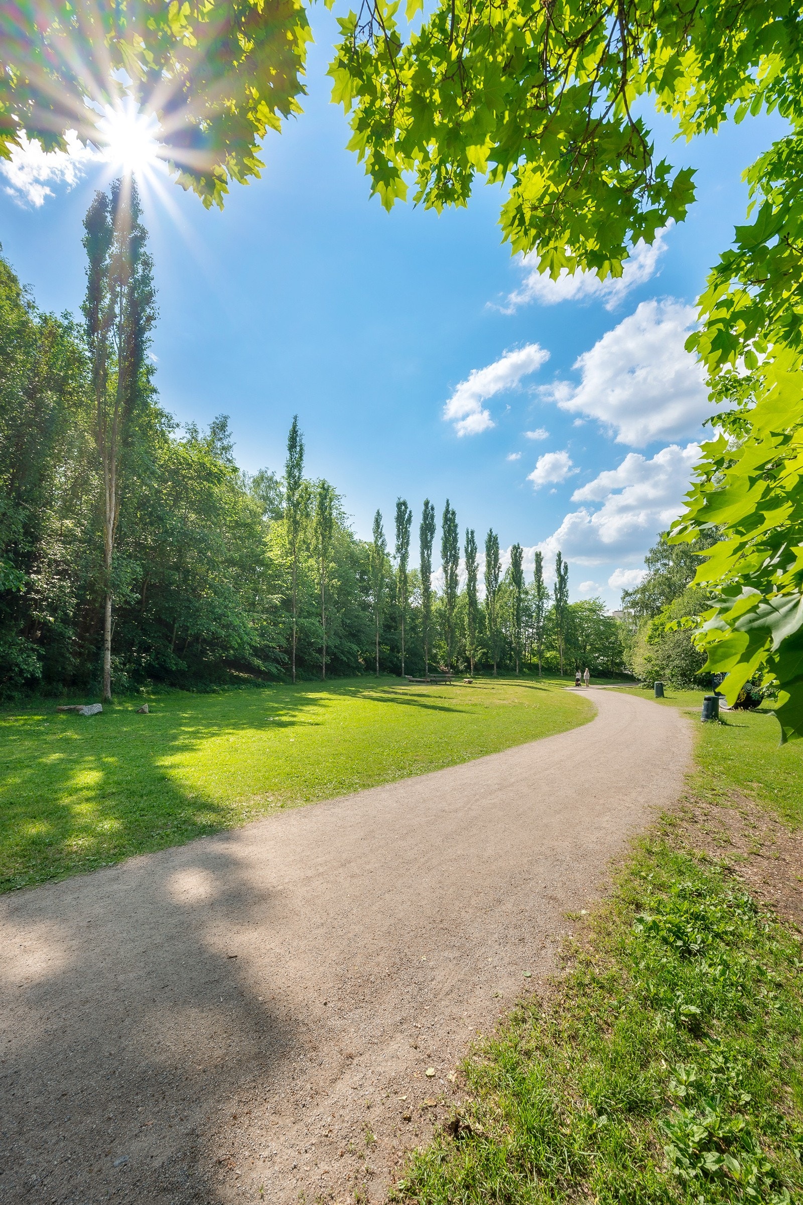 Svartdalsparken like ved med fine grøntarealer og sitteområder. Galleribilde