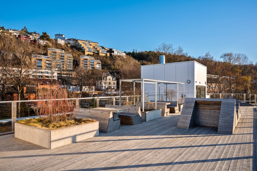 Dersom du skulle gå lei av dine egne private uteplasser, har borettslaget en stor felles takterrasse. Galleribilde