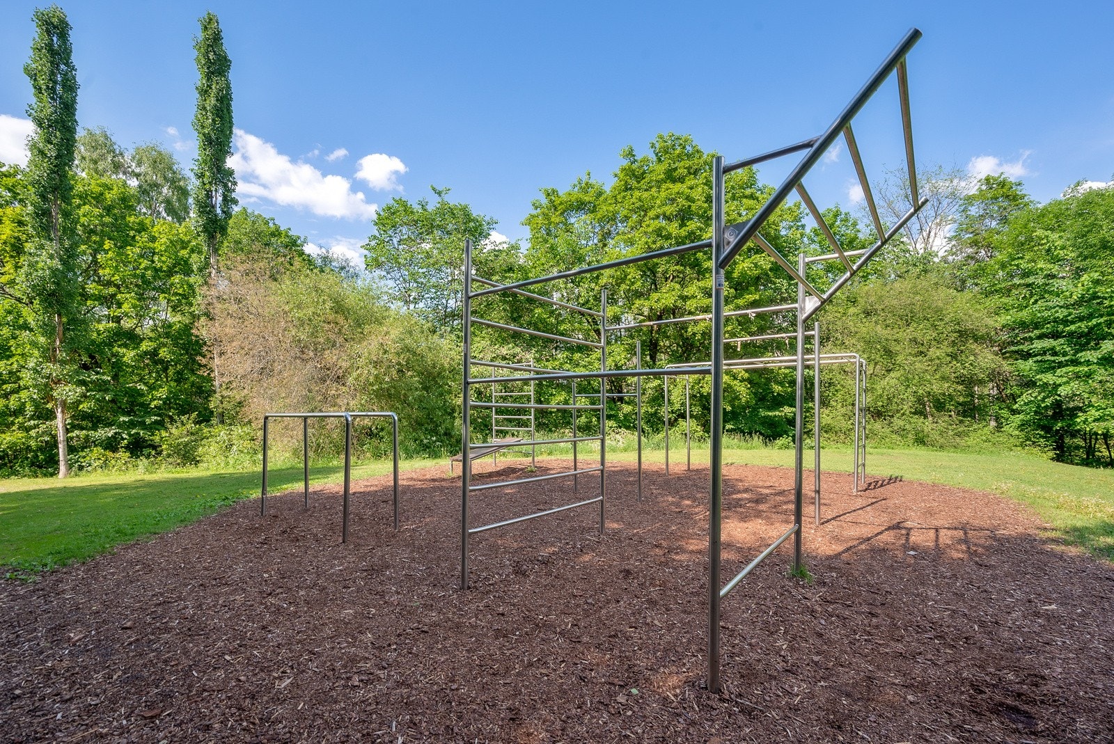 Svartdalsparken gir deg også mulighet for å trene ute i det fri, nyte stillheten og sola i nydelig omgivelser. Galleribilde