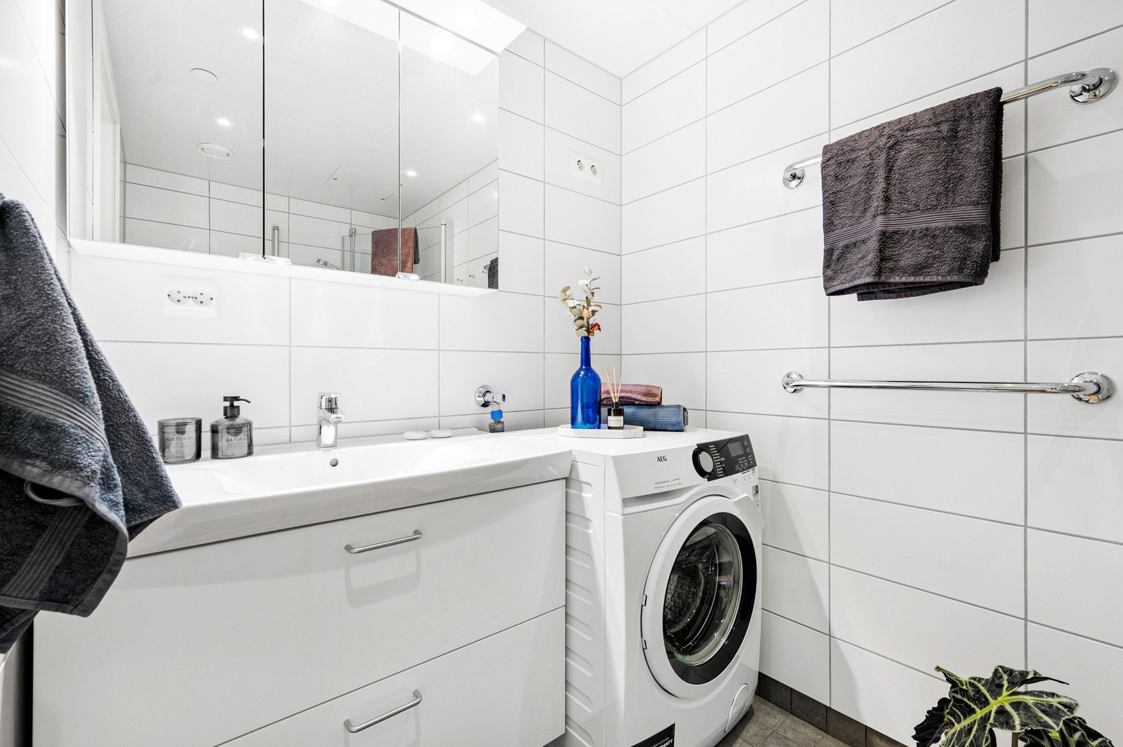 Her får du et bad med en god størrelse, hvor du har opplegg for vaskemaskin og plass til tørketrommel. Galleribilde