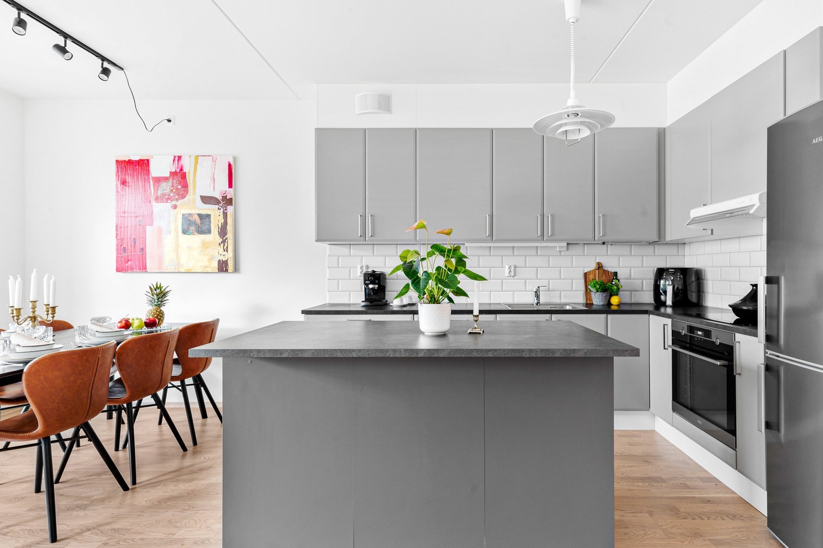 Lekkert kjøkken fra 2019 - En nydelig plass å kokkelere på, med gode arbeidsflater og rikelig med oppbevaringsplass. Galleribilde