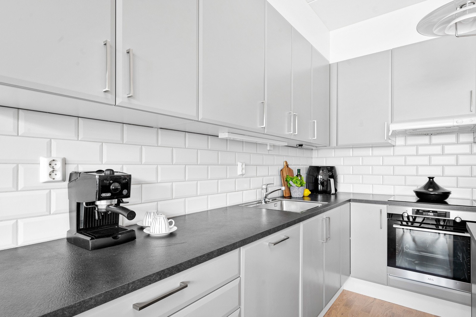 Integrert oppvaskmaskin, stekeovn og platetopp, samt frittstående kjøleskap vil du selvsagt få med på handelen. Galleribilde