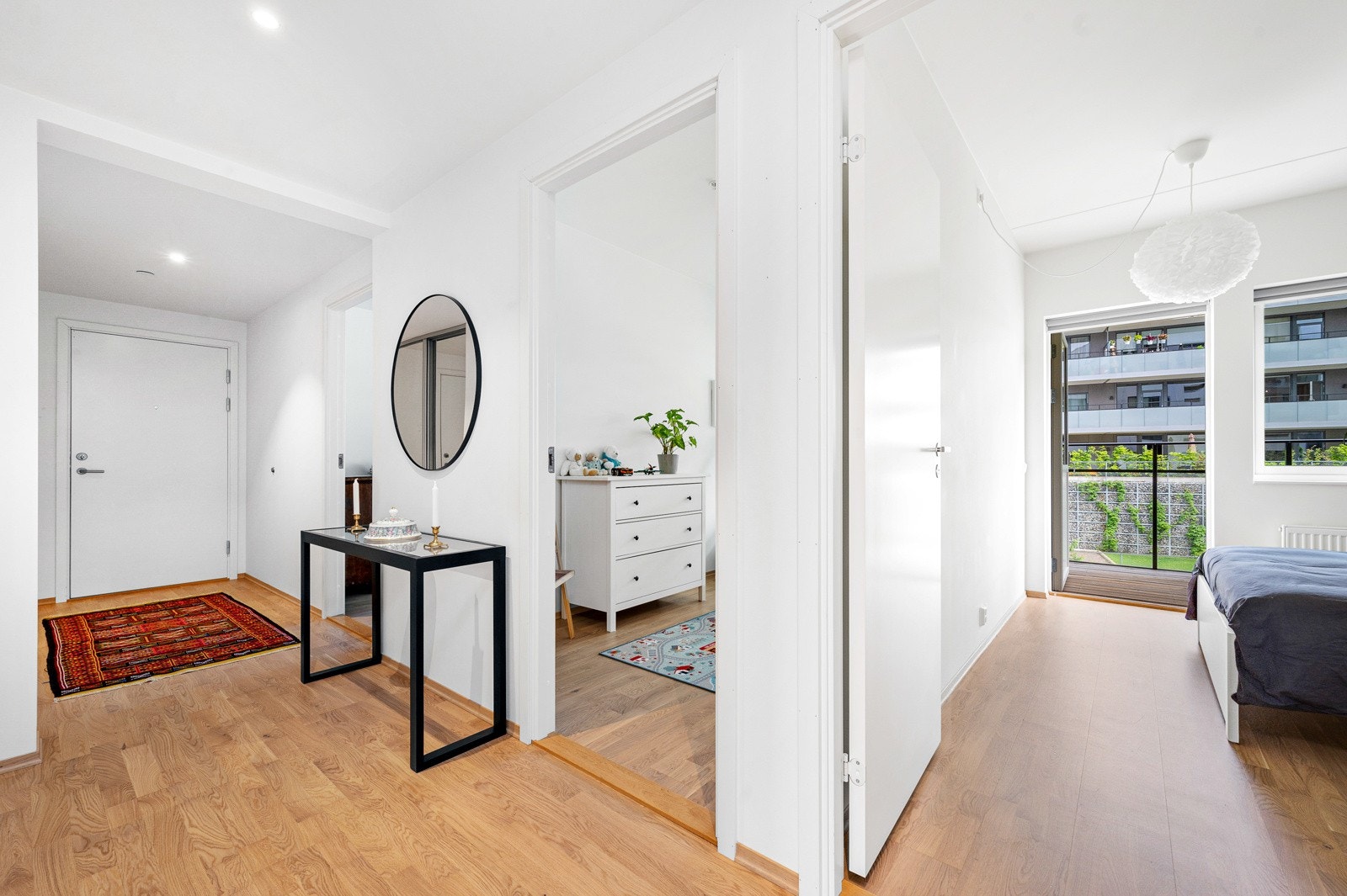 Det er veldig deilig at soverommene er vendt vekk fra kveldssolen. Her kan du ha det så svalt du bare vil når du skal sove. Galleribilde