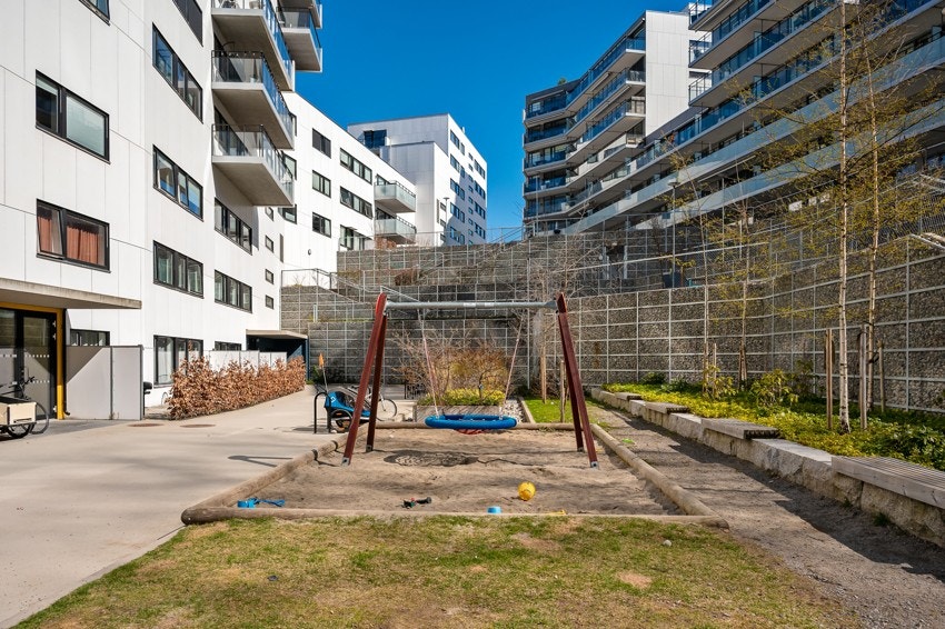 Når barn- og barnebarn blir lei av iPad og TV, er det praktisk at du kan ta heisen ned og rett ut på lekeplassen. Galleribilde
