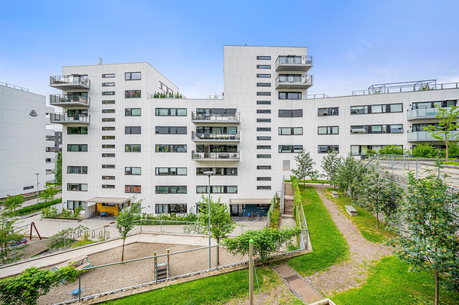 Bygget er omkranset av flotte uteområder, til glede for både store og små. Galleribilde