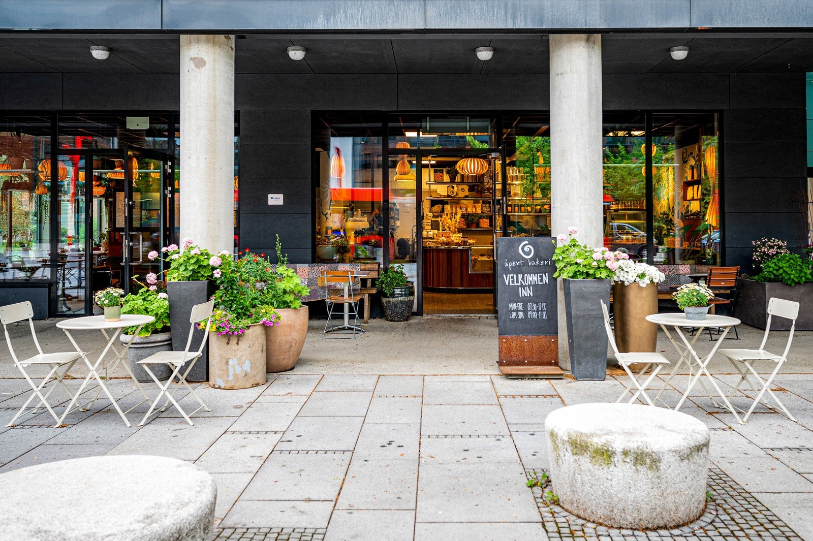 I Kværnerbyen har du flere serveringssteder, hvor du får muligheten til å sette deg ned på en levende og lun møteplass med håndverksbakst og god kaffe Galleribilde