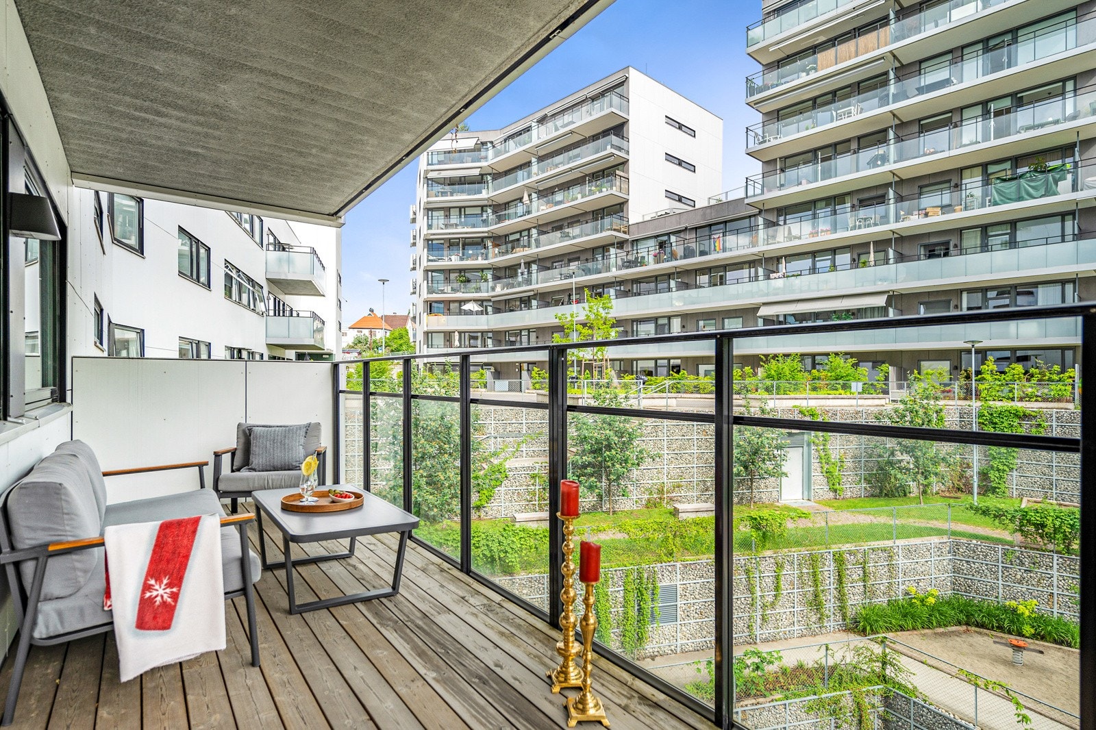 Her kan du ta med deg morgenkaffen og nyte tilværelsen i rolige omgivelser. Galleribilde