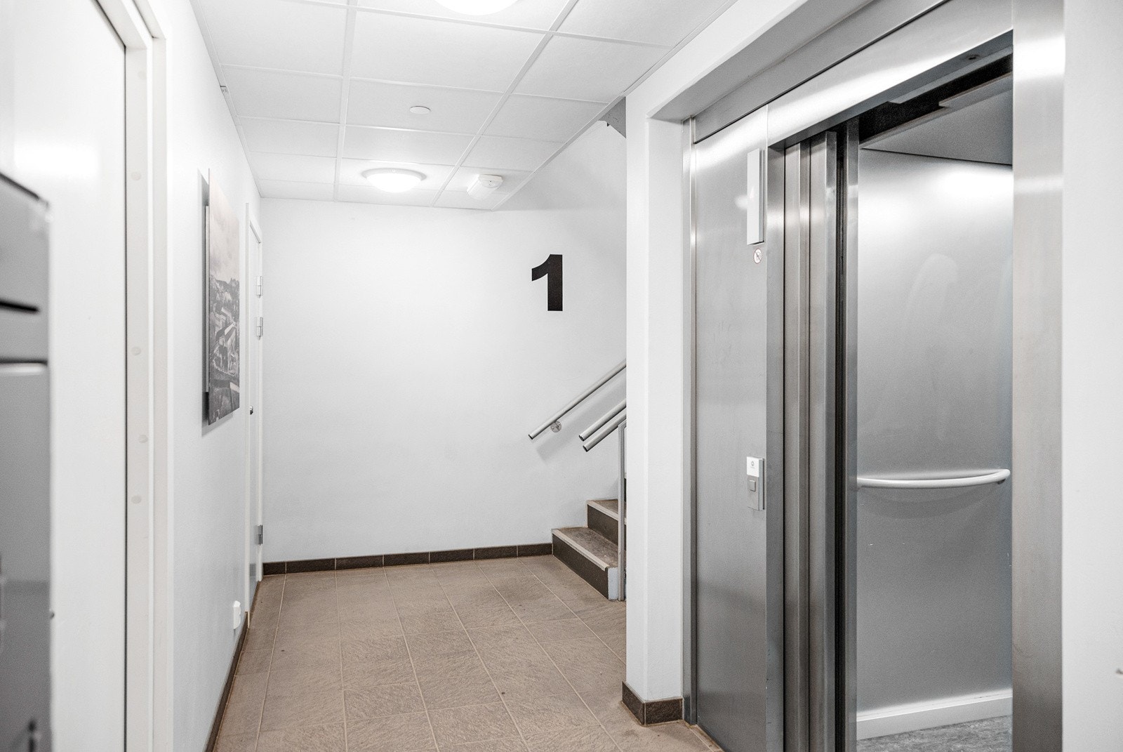 Det er enkel og trappefri adkomst da det er heis i bygget. Galleribilde