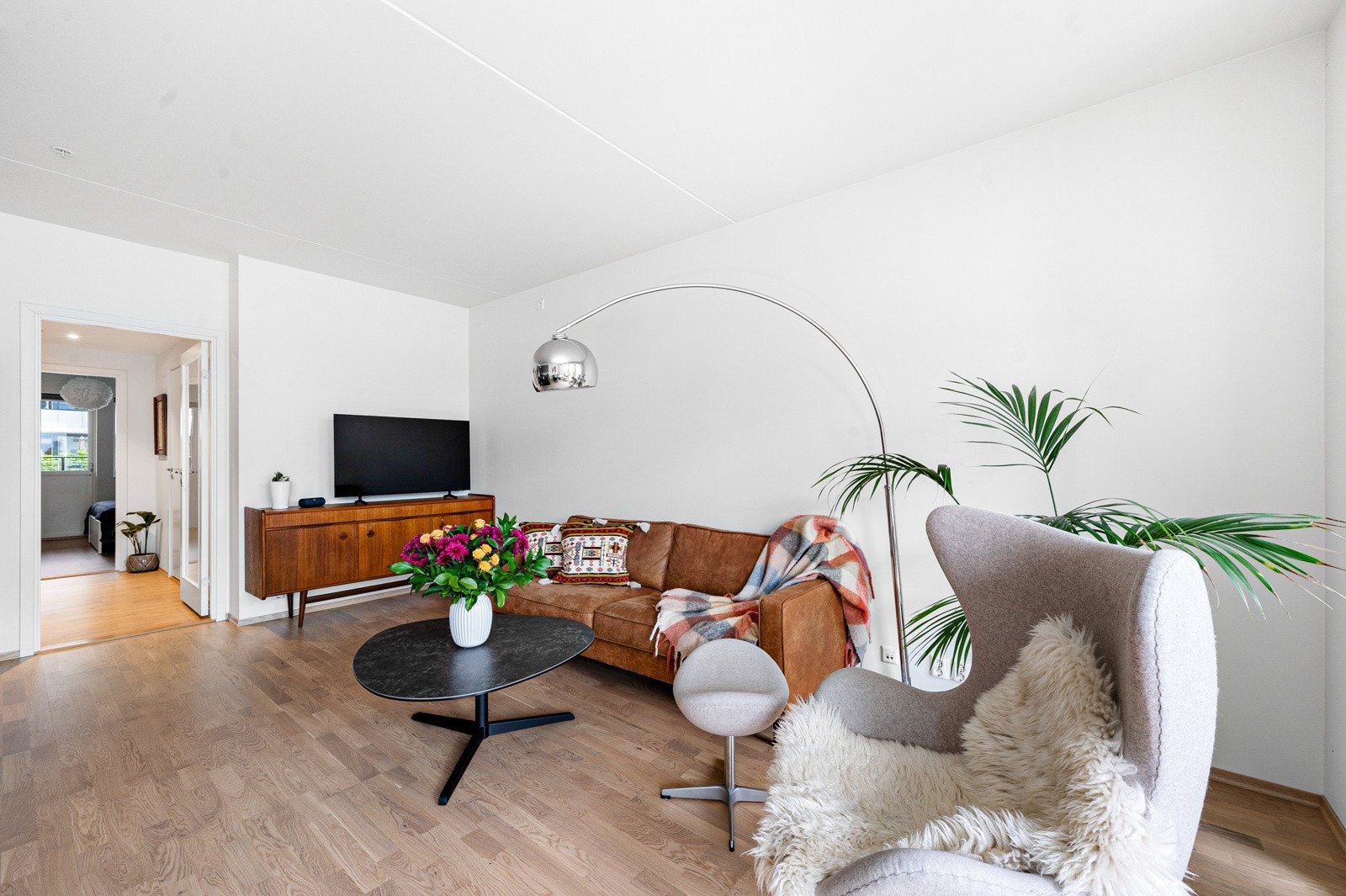 For TV-titterne i familien, har du en naturlig del av stuen for TV'en. Selv om den skulle være på hele 65'' så har du mer enn god nok plass! Galleribilde