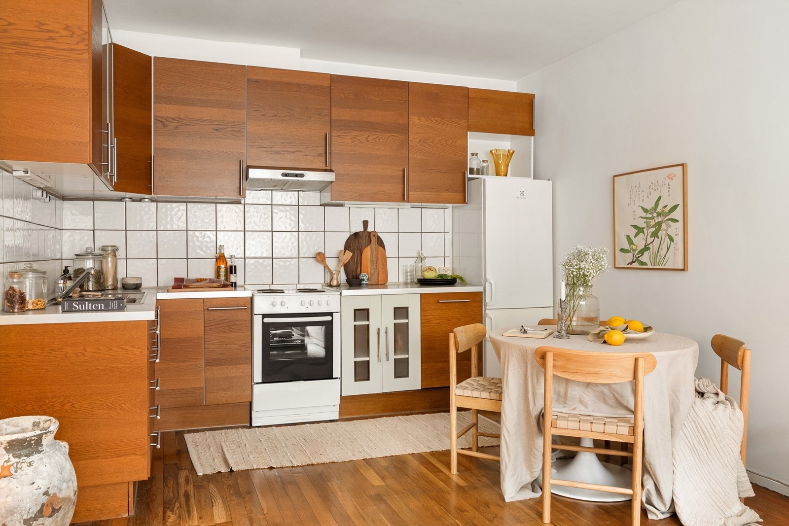 - Kjøkkenet har godt med benk- og skapplass - Galleribilde