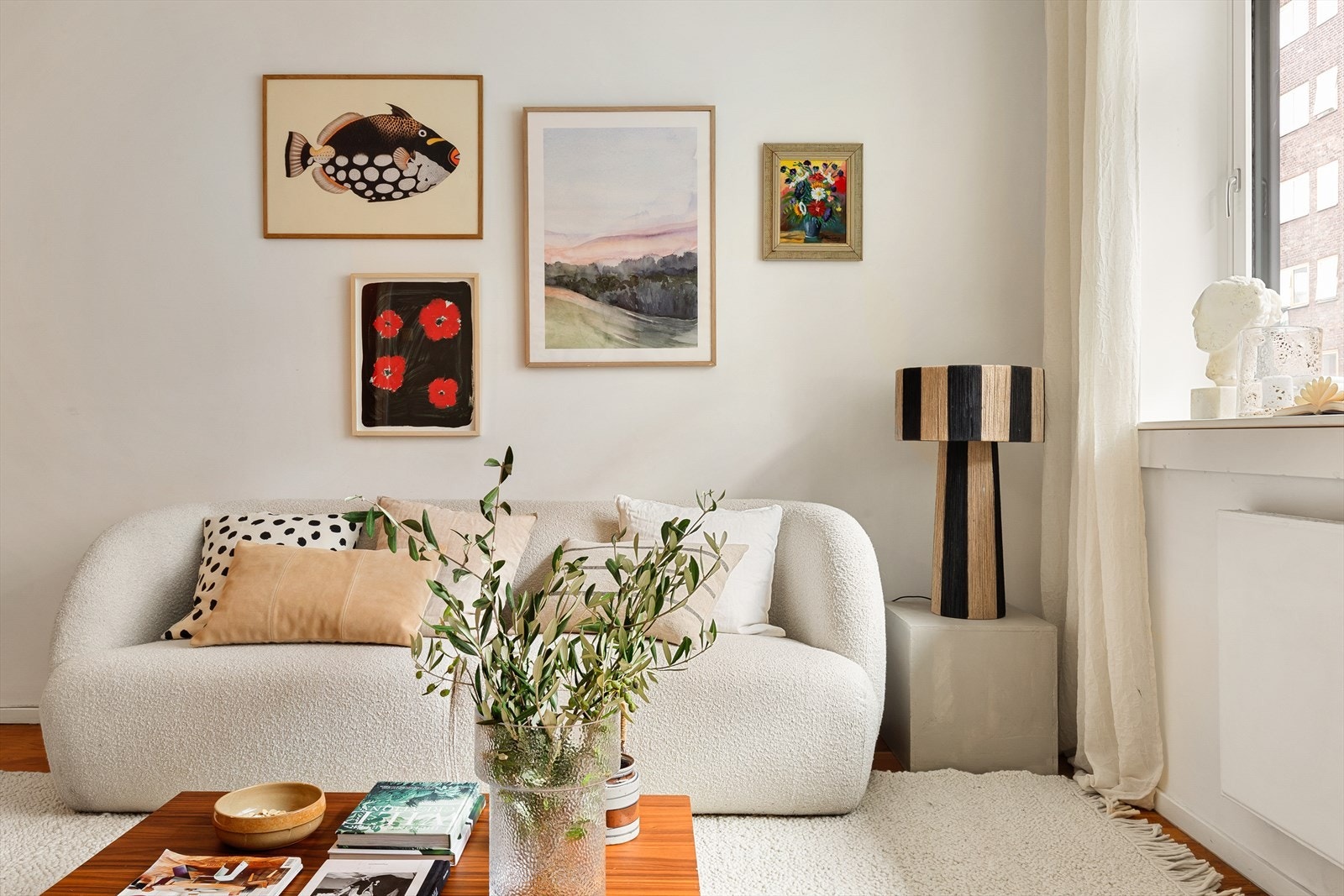 - God plass til sofaseksjon med tilhørende møblement og TV-benk - Galleribilde